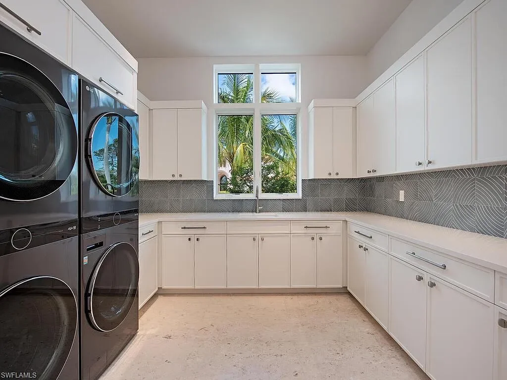 660 3rd laundry.webp