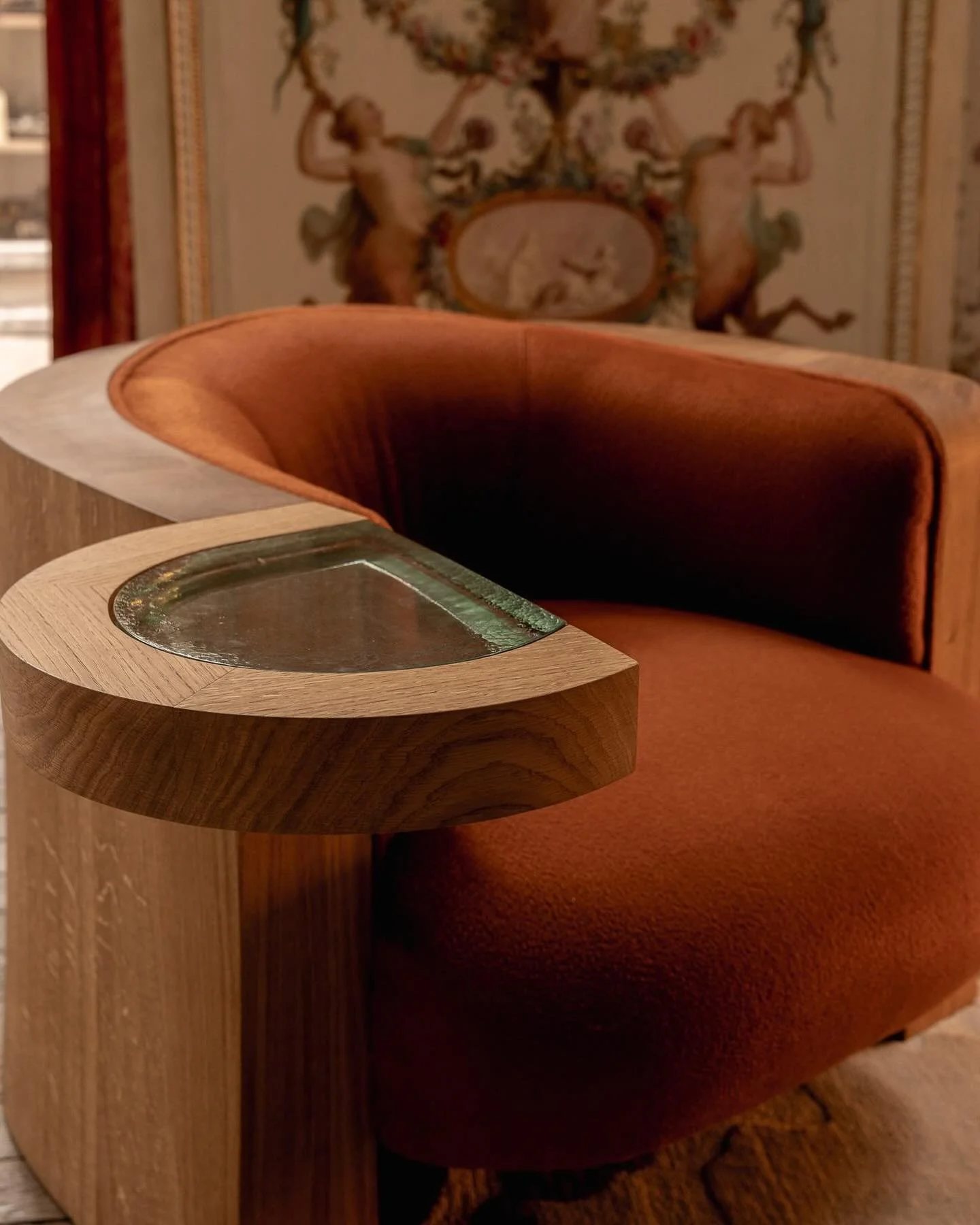 The Chill armchair by Hamrei pays tribute to Eduardo Chillida, blending bold, sculptural forms with poetic lines. Crafted from French oak, Murano glass, and plush alpaca upholstery, it embodies artistry and function.

@hamrei 
@theinvisiblecollection