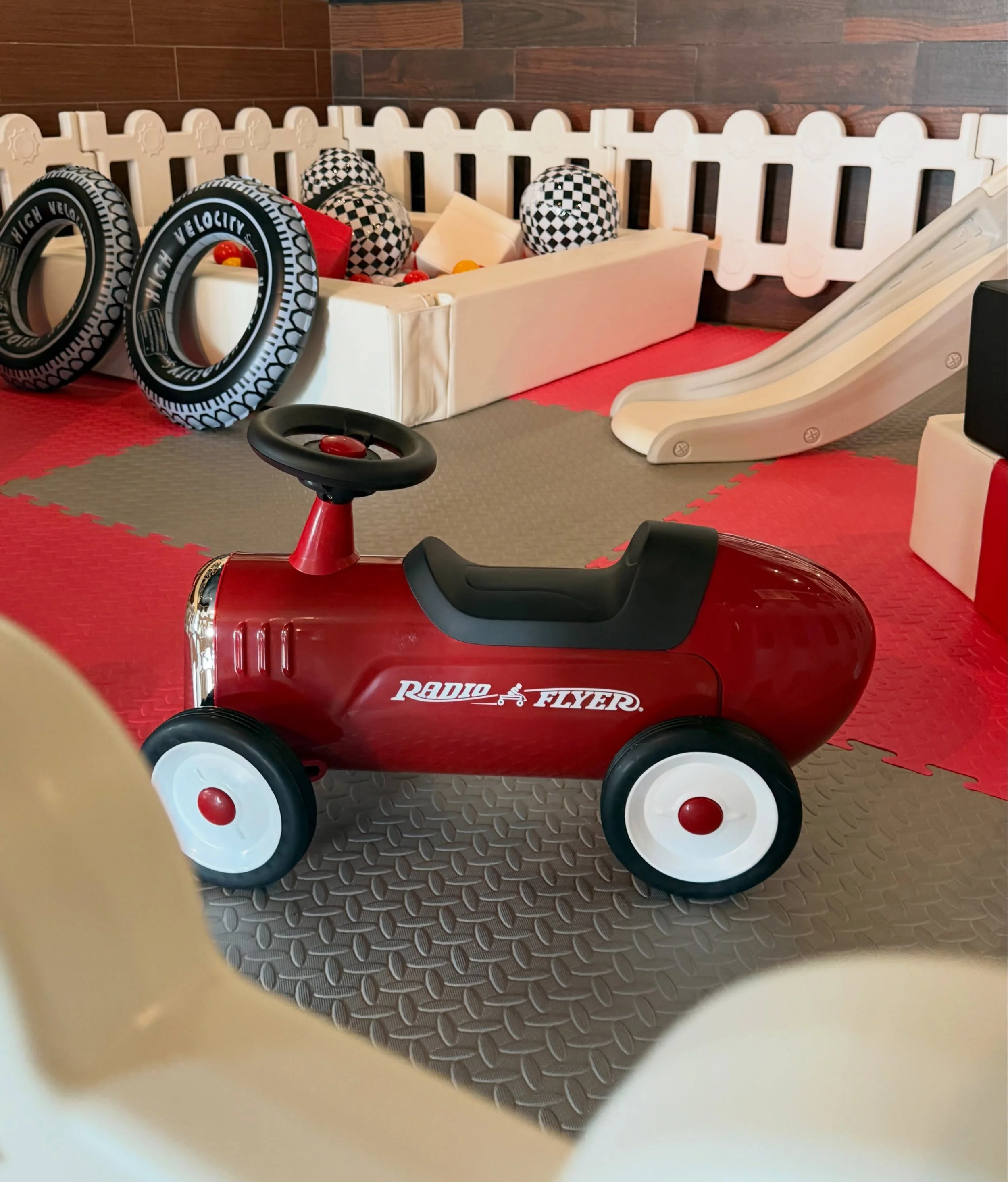FAST ONE and having fun! 🏎️💨🏁

We had a wheel-y great time bringing this setup to this adorable racing-themed birthday celebration. 

PS- How cute is that Radio Flyer?! ❤️