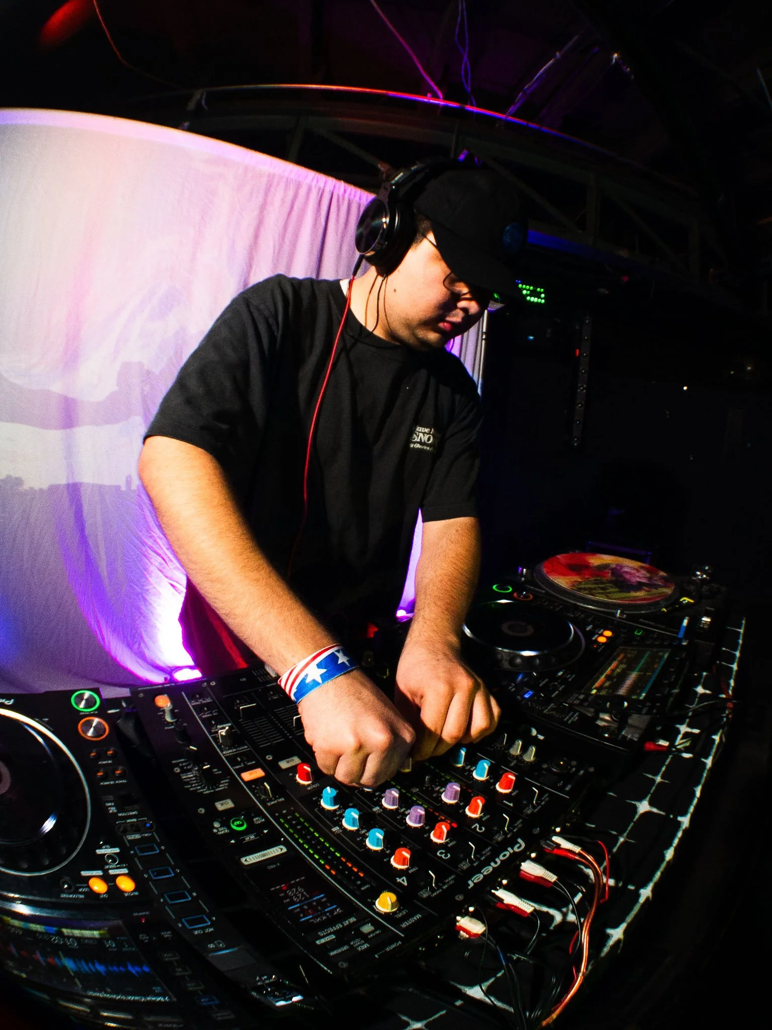 AudioPatchworks Low-Lighghting Venue Shoot Noah (3).jpg