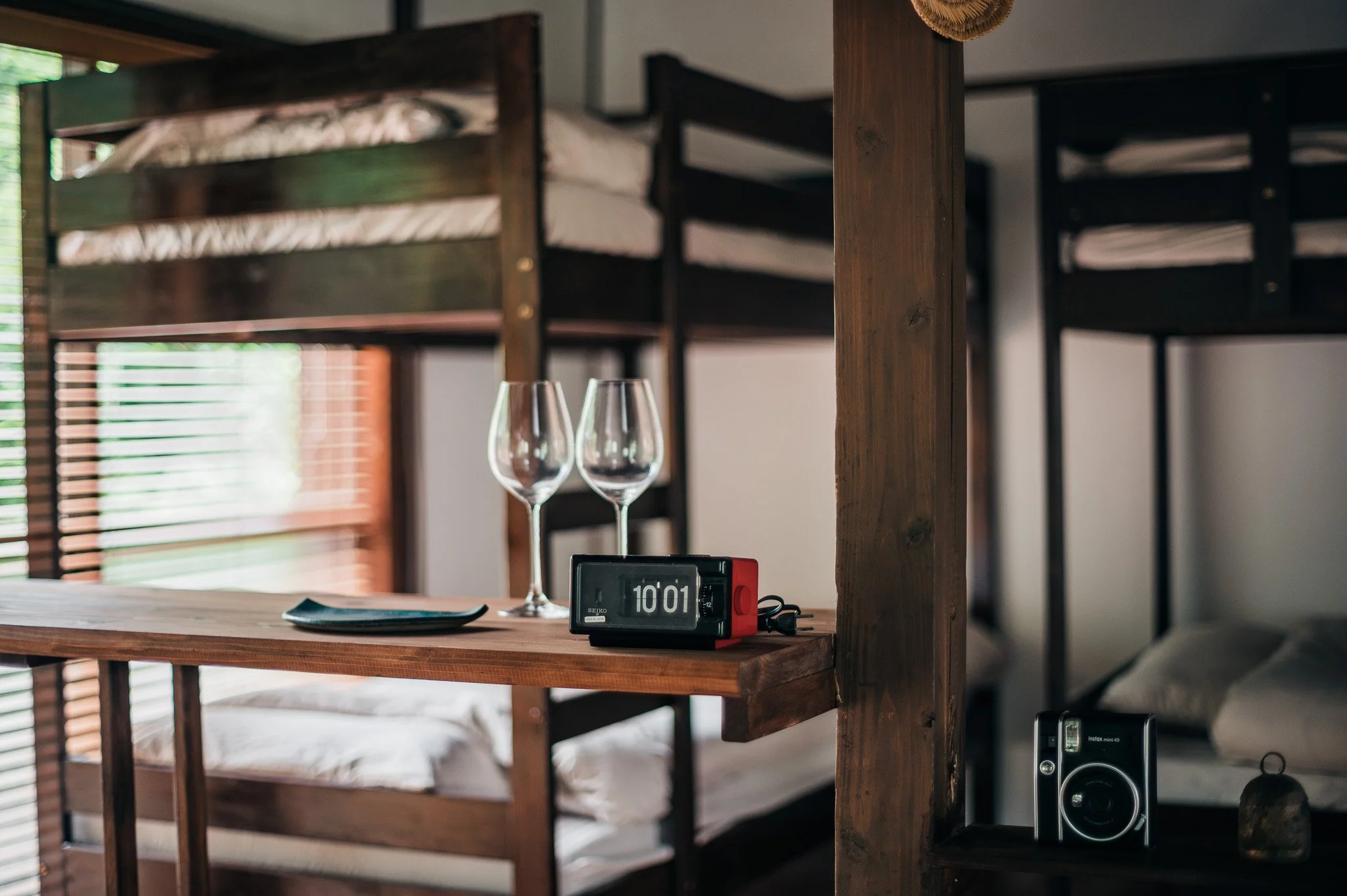 月見台住宅で小休思、が運営する民泊『月見台ハウス』のベッドとカウンター