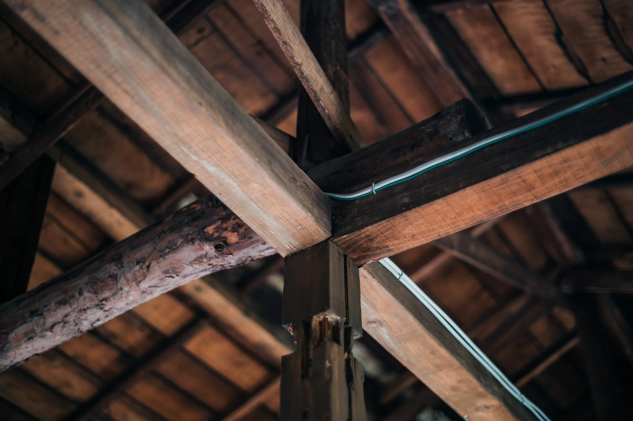 木材の梁構造と配線、屋根の内部。