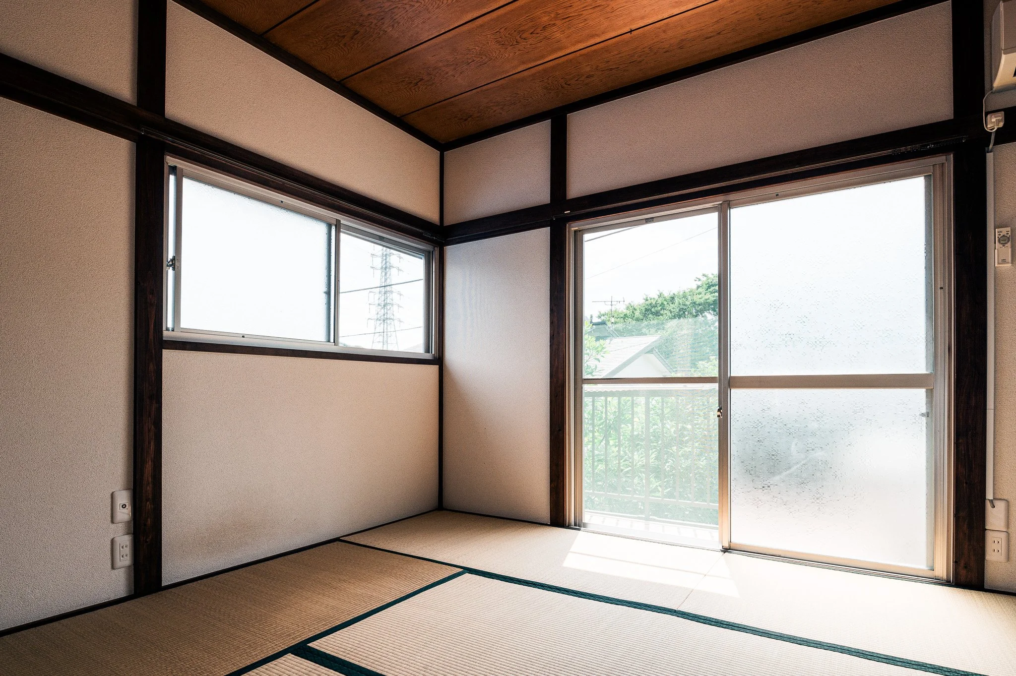 畳の部屋、ガラス窓と引き戸、自然光が入る風景