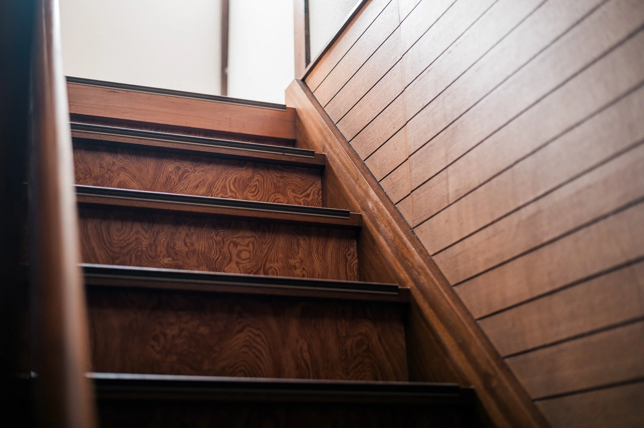 木の階段と壁のアップ写真
