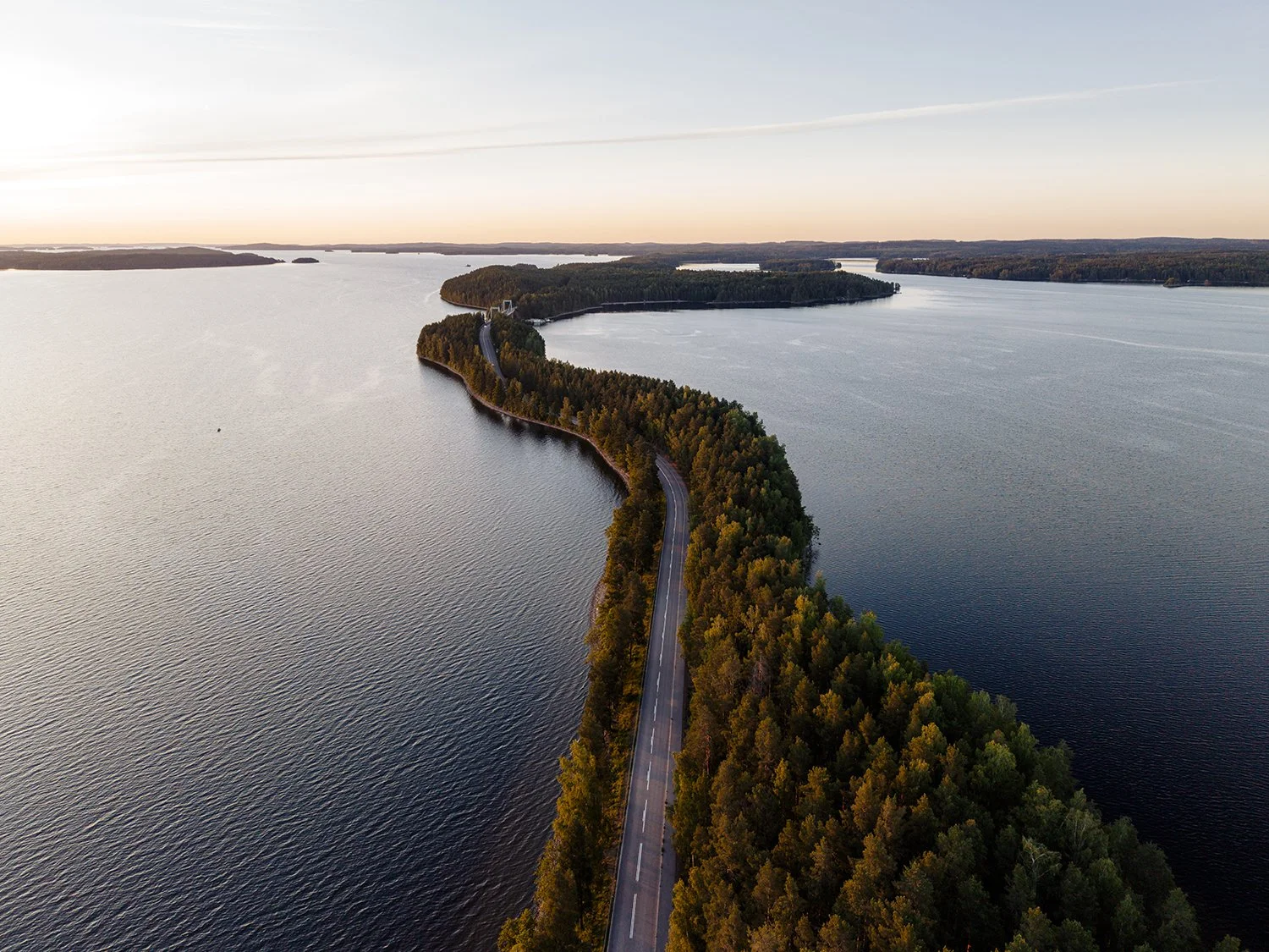 Pulkkilanharjulla aurinko laskee. Dronekuvia Suomesta.