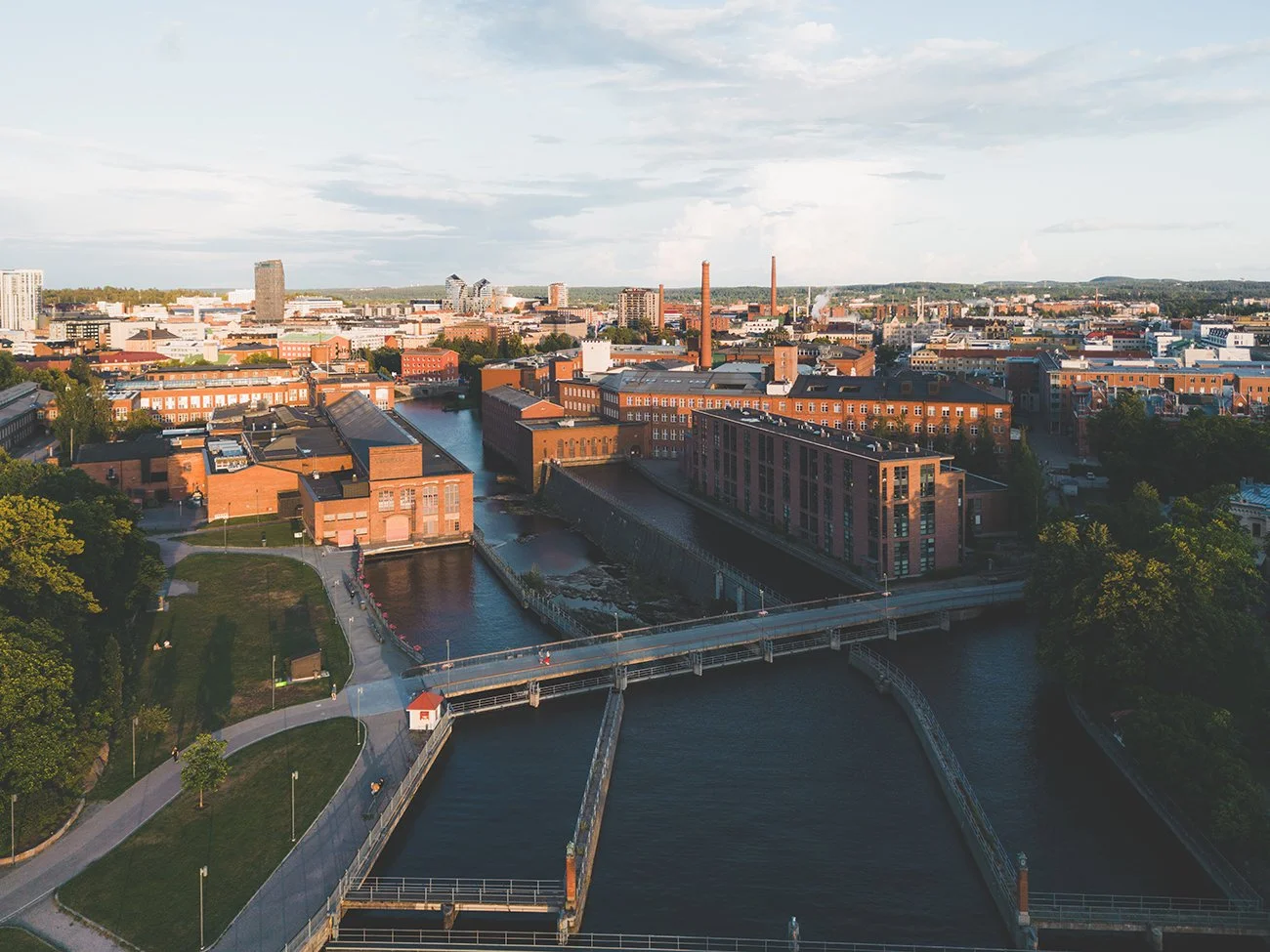 Ilmakuvia Suomesta. Aurinko laskee Tampereella.