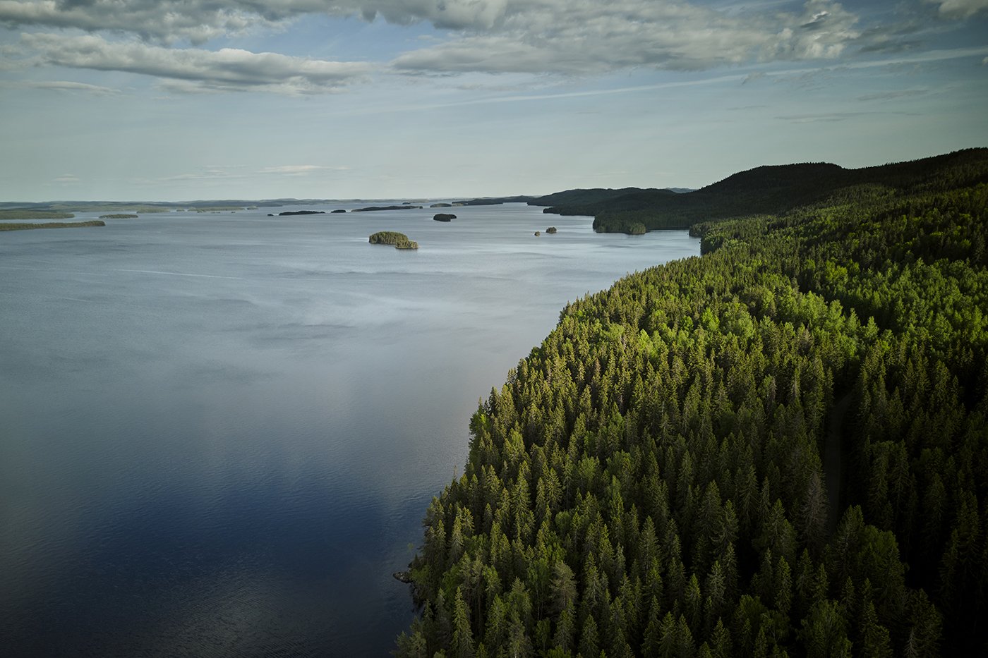 Ilmakuvausta Pielisen rannalta. Dronekuvausta Kolilta.
Drone view of a beautiful lake Pielinen with several small islands, surrounded by Koli.