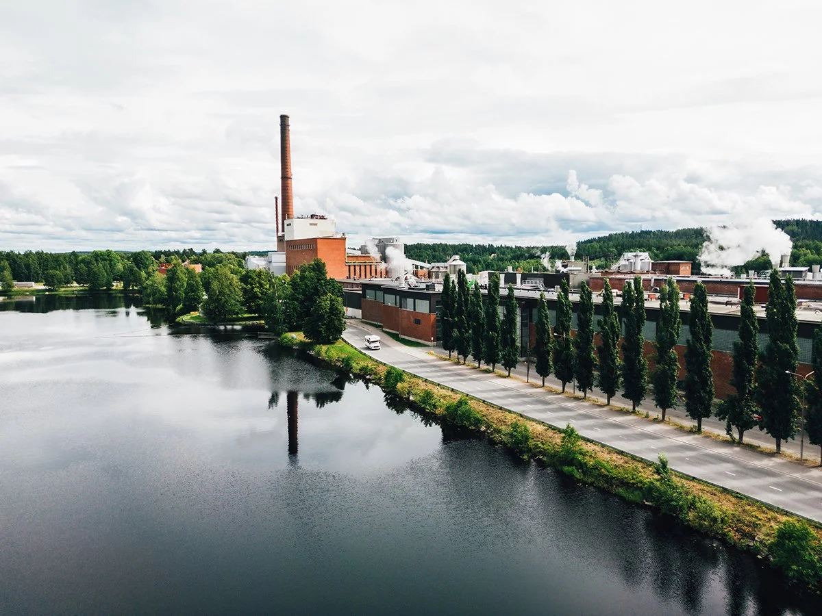 Ilmakuvia Mäntästä. Dronekuvia Mäntän tehtaasta.