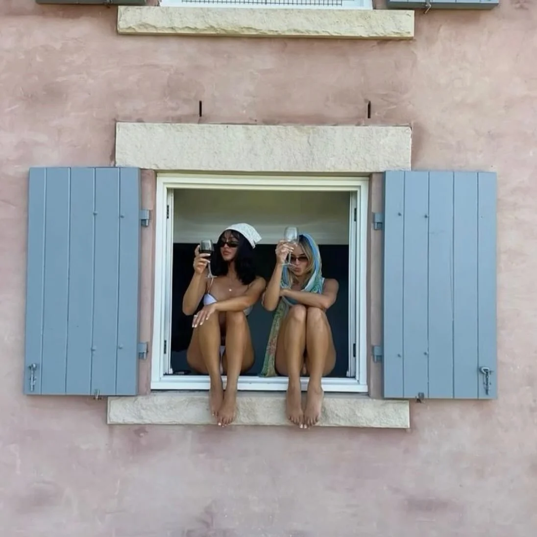 Cheers to the weekend 🥂

&bull;
&bull;
&bull;
&bull;
&bull;
&bull;
&bull;
Image @pinterest
#summer #vacationclub #beach #accessories #comingsoon #luxe #bagcharms #sydney #australia #accessories #vacation #bagaccessories #travel #summerfun