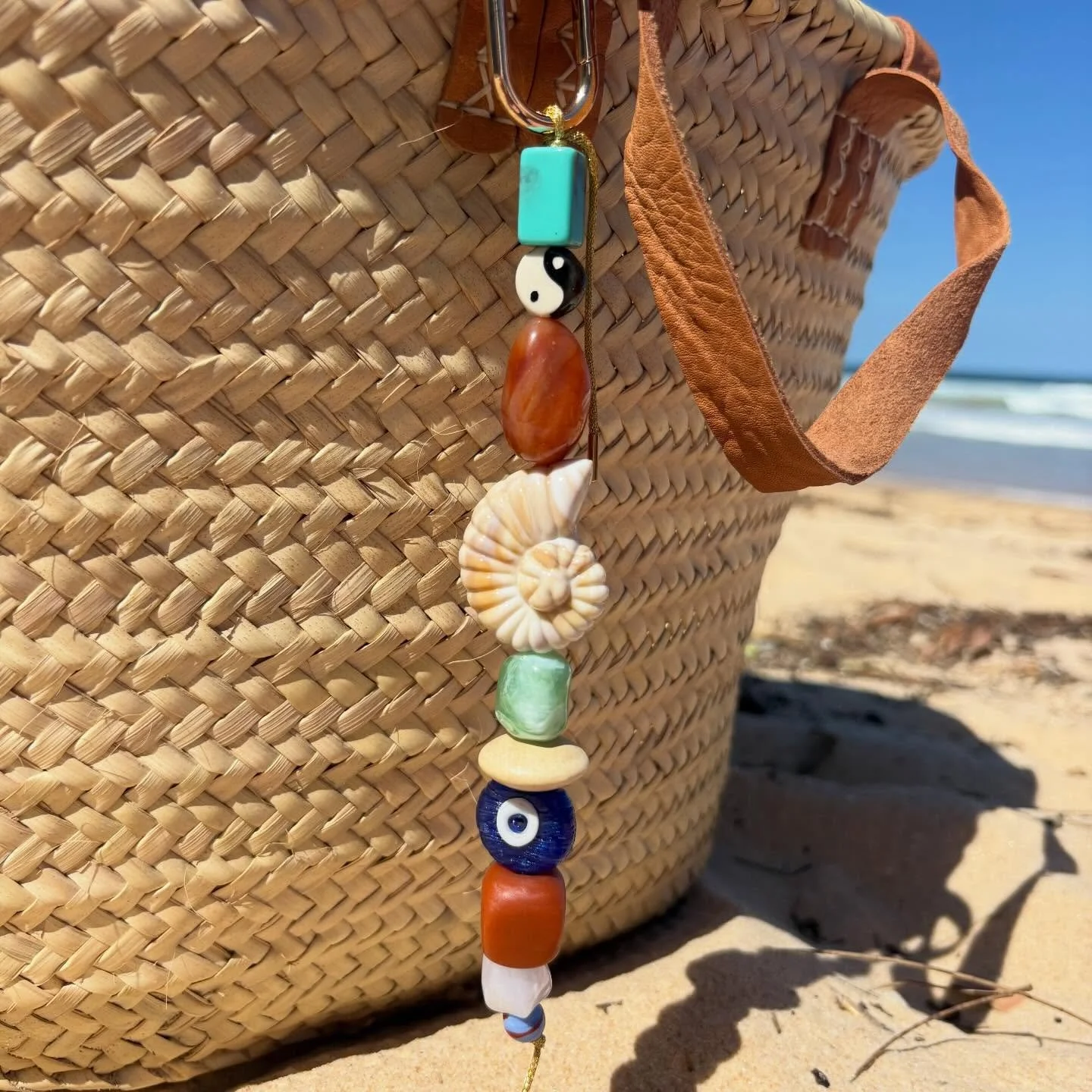 Beach bag essentials 🫶🏼
&bull;
&bull;
&bull;
&bull;
&bull;
&bull;
&bull;

#summer #vacationclub #beach #accessories #bagcharm