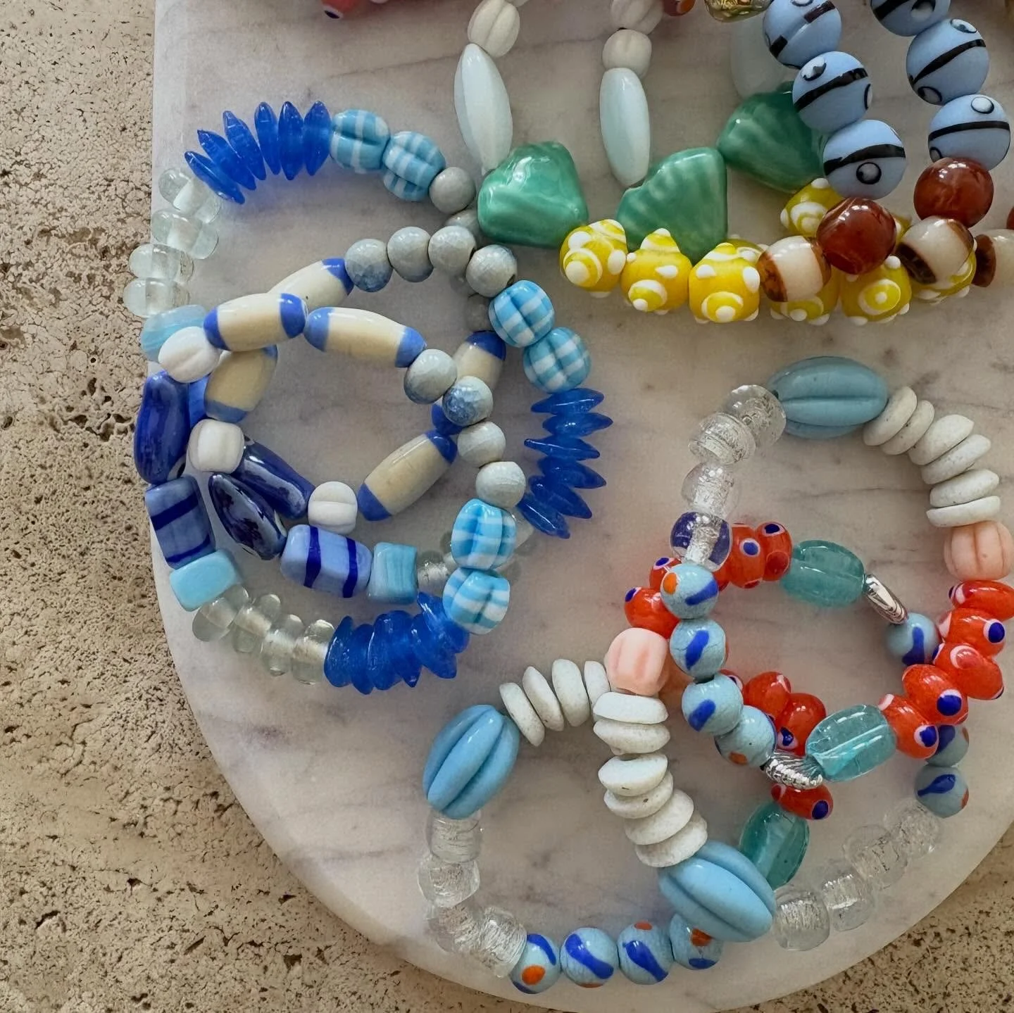 Vacation Club bracelets coming in hot 🔥 
&bull;
&bull;
&bull;
&bull;
&bull;
&bull;
&bull;

#summer #vacationclub #beach #bagcharm #beadbracelets