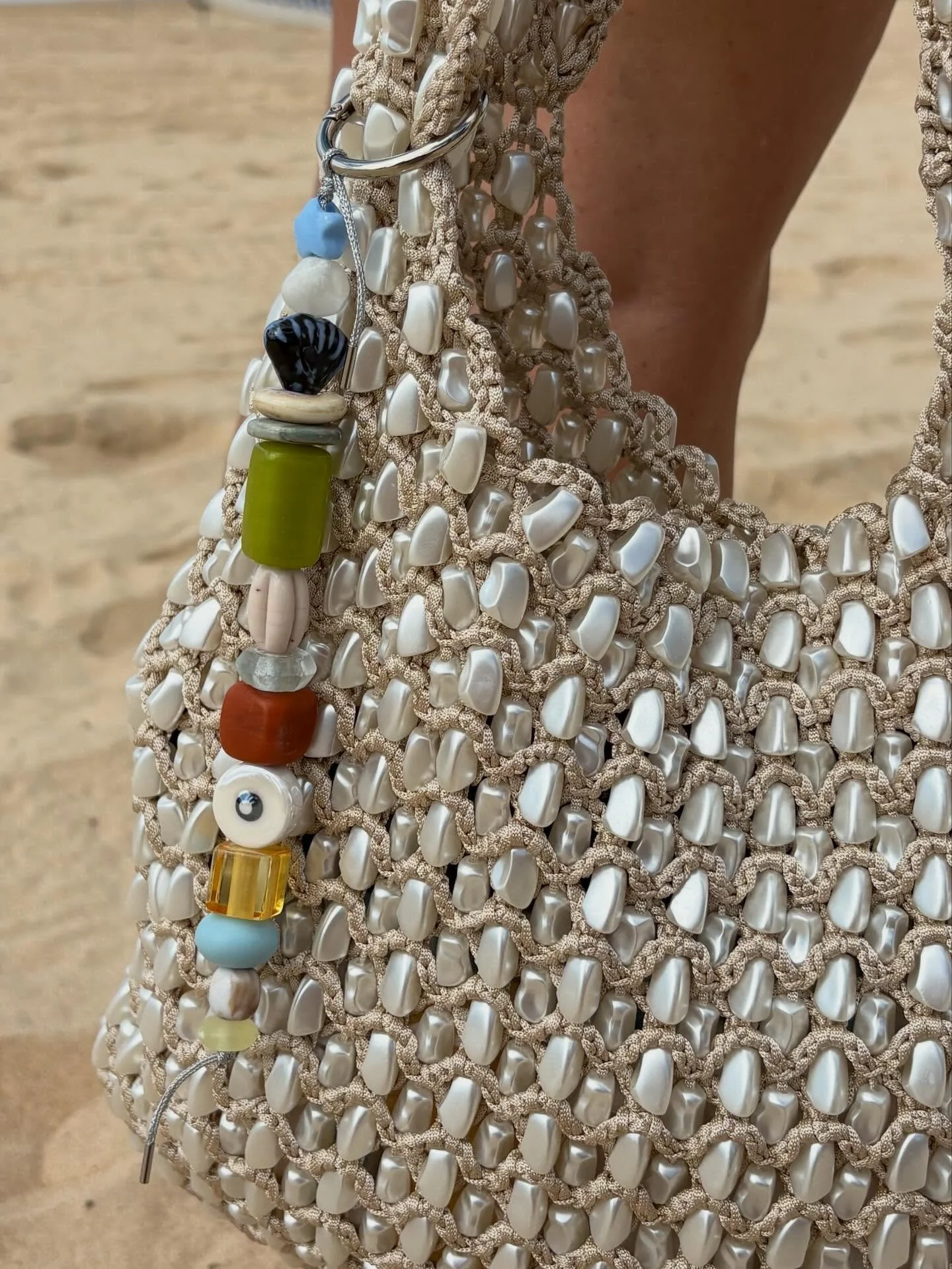 New bag, new bag charm 🫶🏼🫶🏼 
&bull;
&bull;
&bull;
&bull;
&bull;
&bull;

#summer #vacationclub #beach #accessories #bagcharm