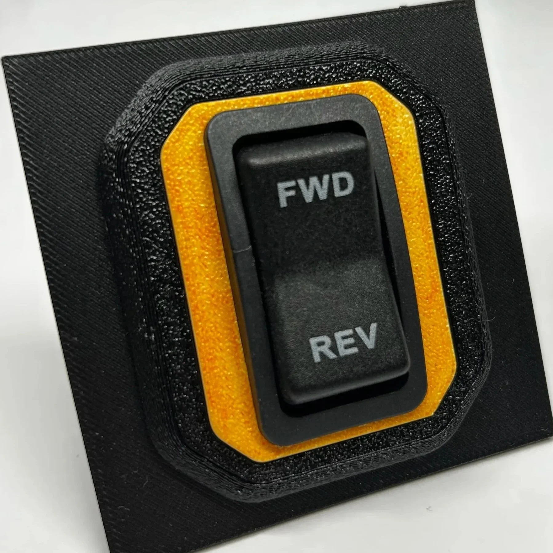 Ferdig 3D-printet switch lock prototype montert med bryter
