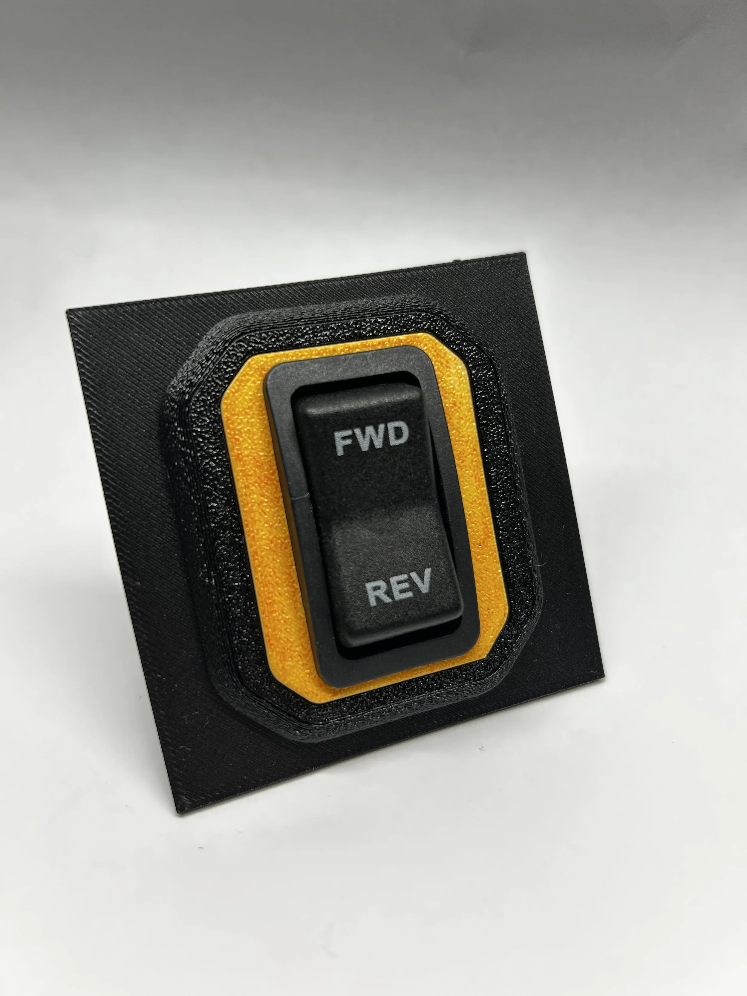 Ferdig 3D-printet switch lock prototype montert med bryter