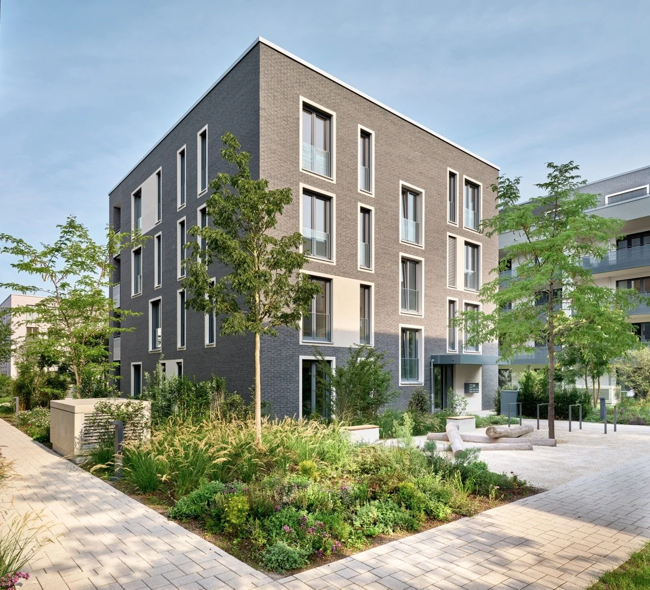 Groß (WOHNQUARTIER-BRÜHL_DSF1977-78).jpeg