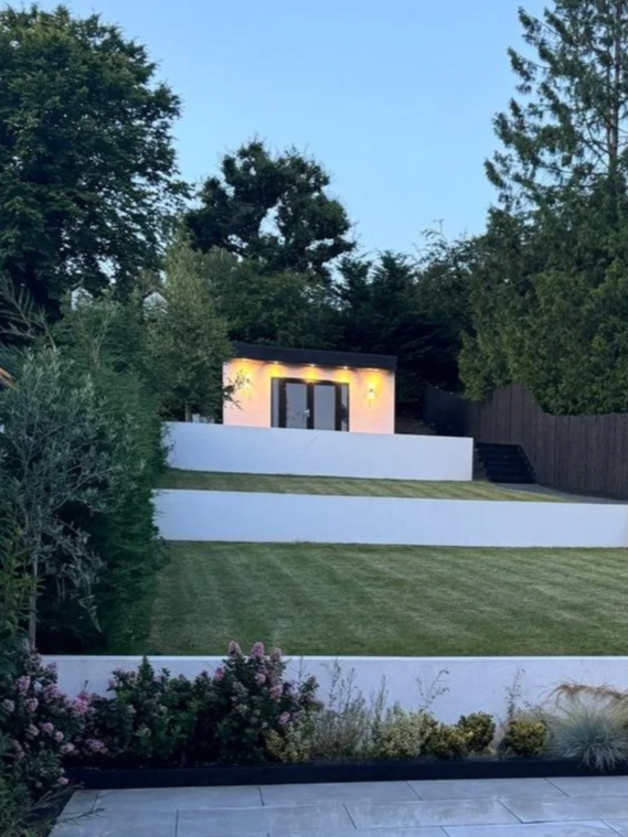 Luxury Garden Room Golf simulator