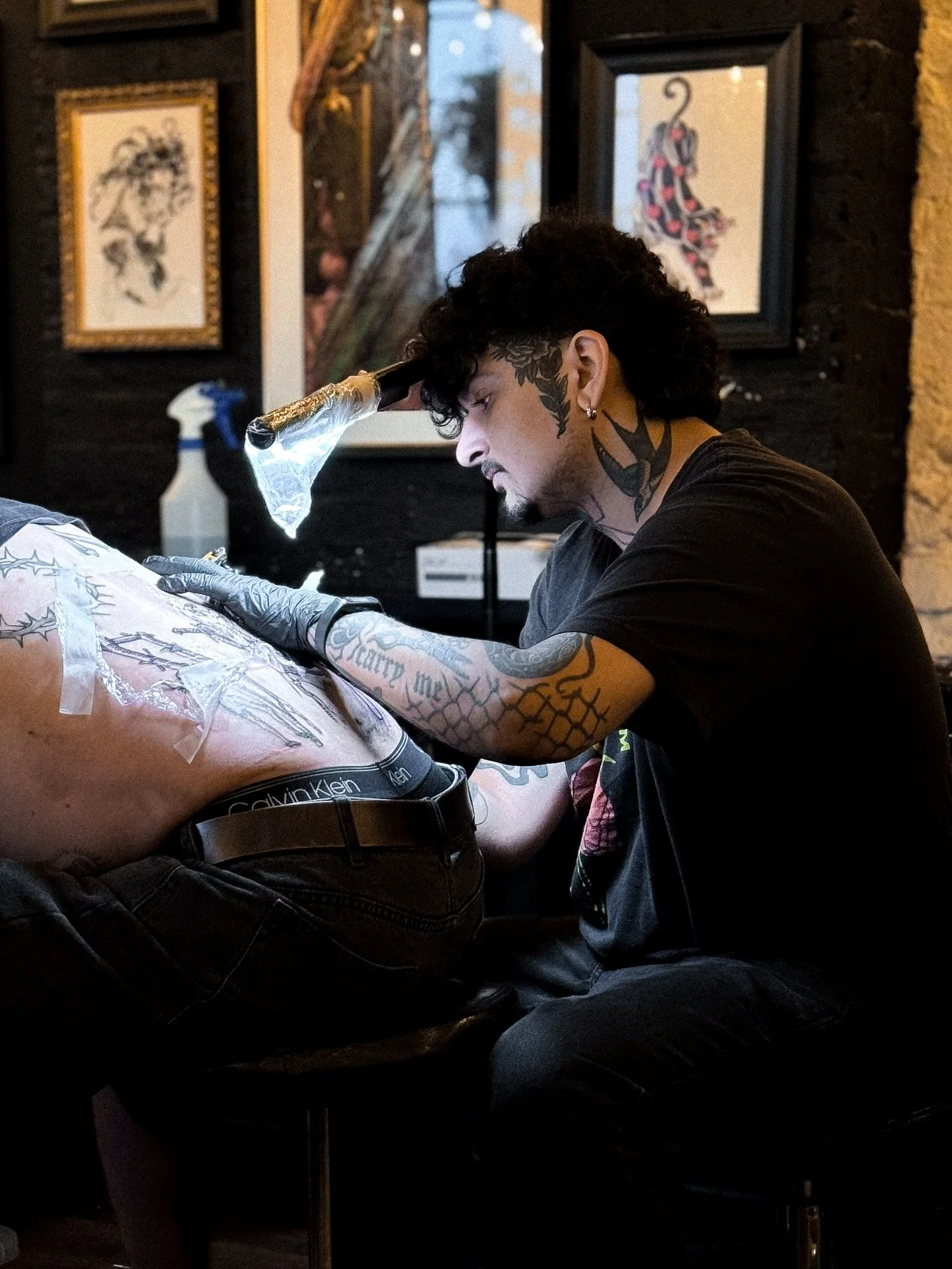 ARTIST SPOTLIGHT @hangedtattoo 

Our beloved Josh! 
Josh loves to use inspiration from his Sri Lankan heritage and his work speaks for itself.

He loves to travel, getting inspired everywhere he goes. If you love woodcut, traditional, Japanese or hav