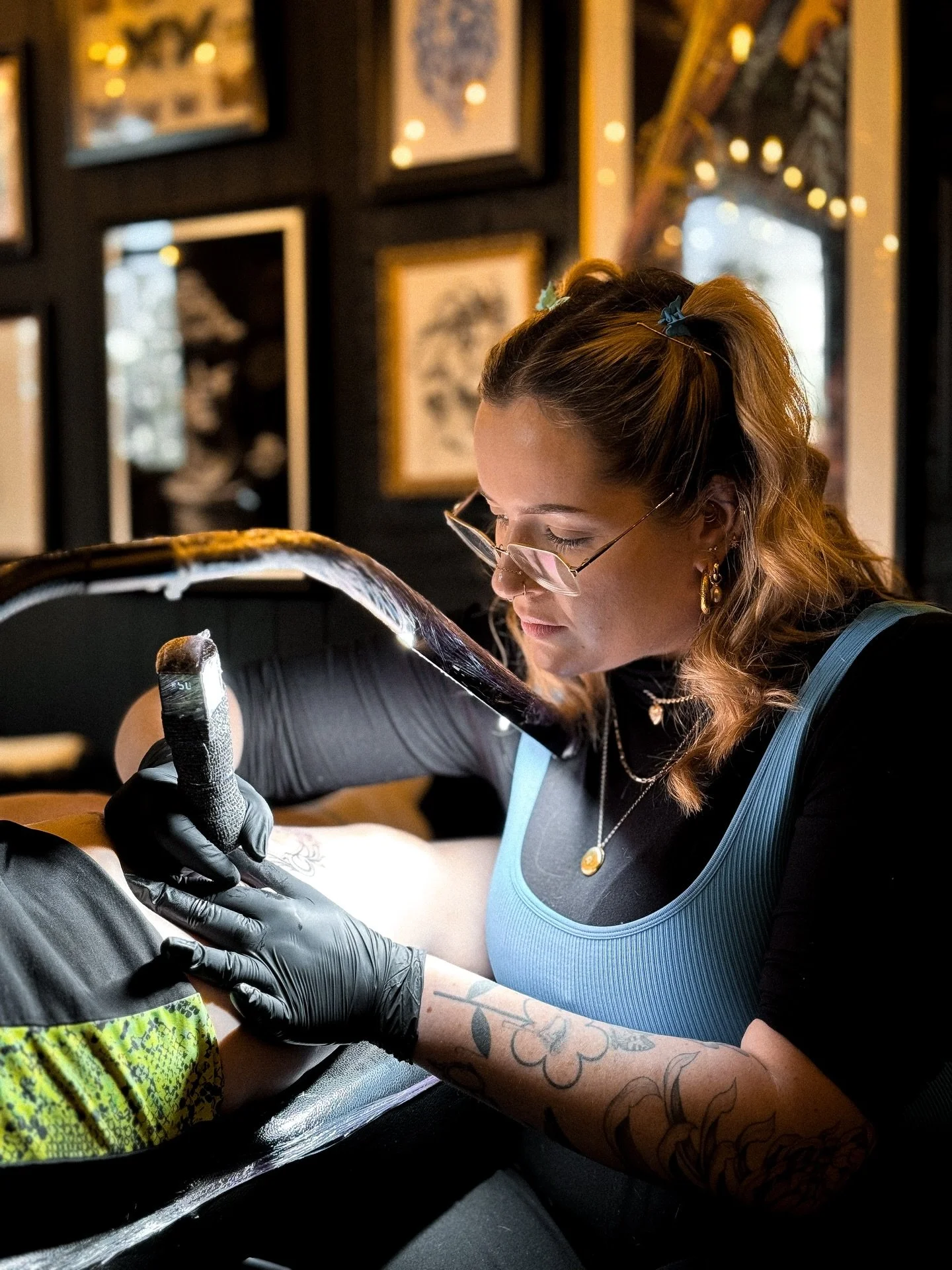 ARTIST SPOTLIGHT @ellajaynetattoo 

The incredibly talented Ella!

If you&rsquo;re looking for anything fineline, anything floral, anything big or small&hellip; basically anything beautiful. Ella is the artist for you.

We&rsquo;ve watched Ella come 