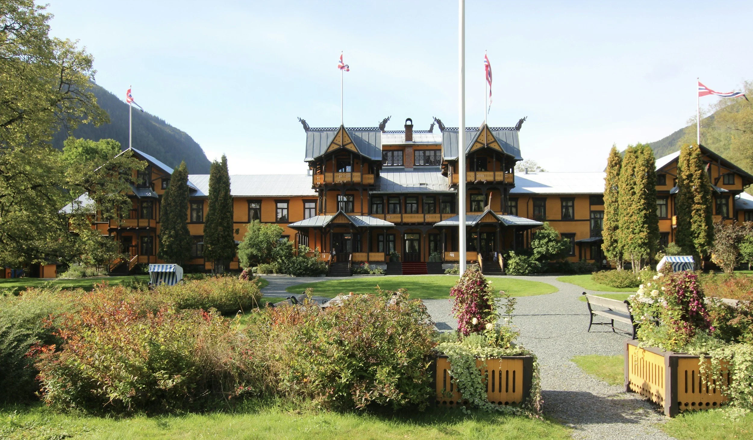 Dalen Hotel exterior in Telemark, historic wooden heritage hotel in Norway