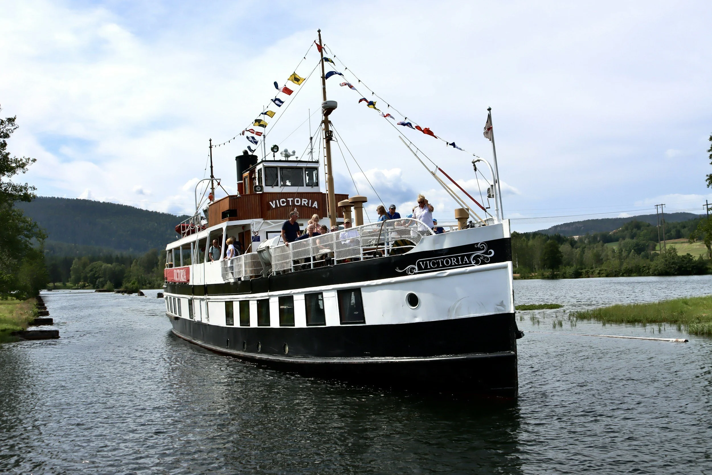 a picture of the steam boat Victoria at the Telemark canal.