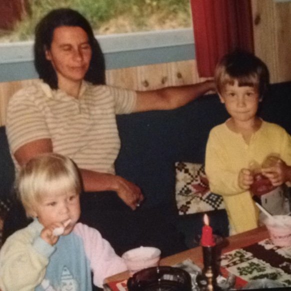 a picture of a norwegian family with different hair colours