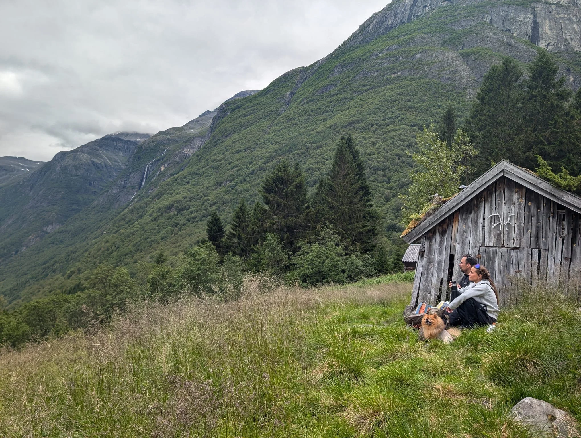 Summer weather in the Norwegian mountains with cloud cover, illustrating changing conditions and what to wear in Norway in summer.