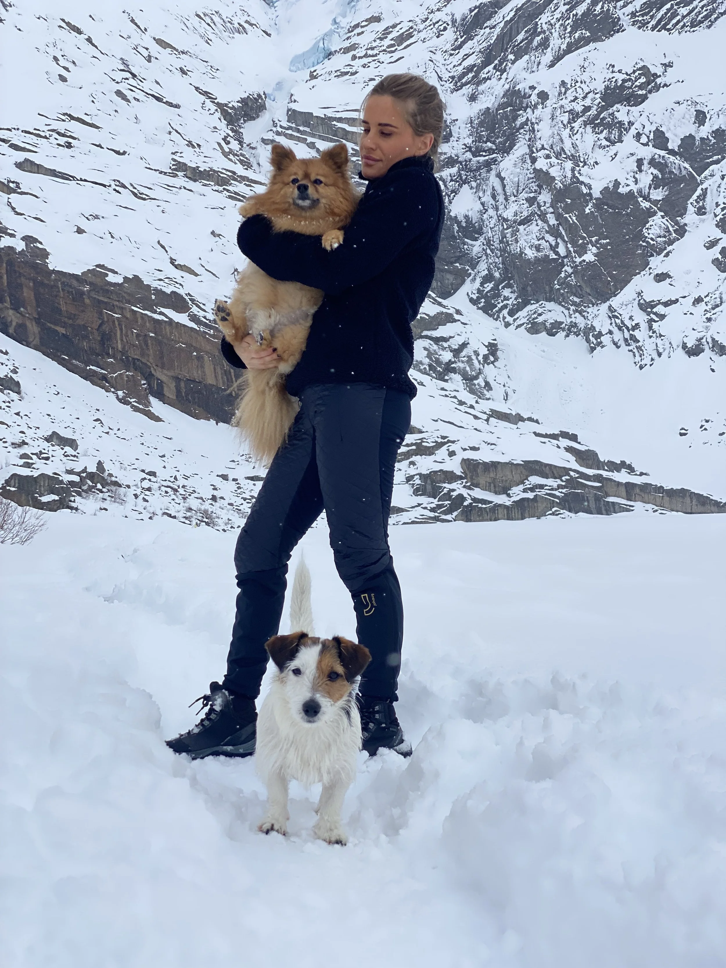 Wearing practical outdoor clothing in the snow-covered Norwegian mountains during spring.