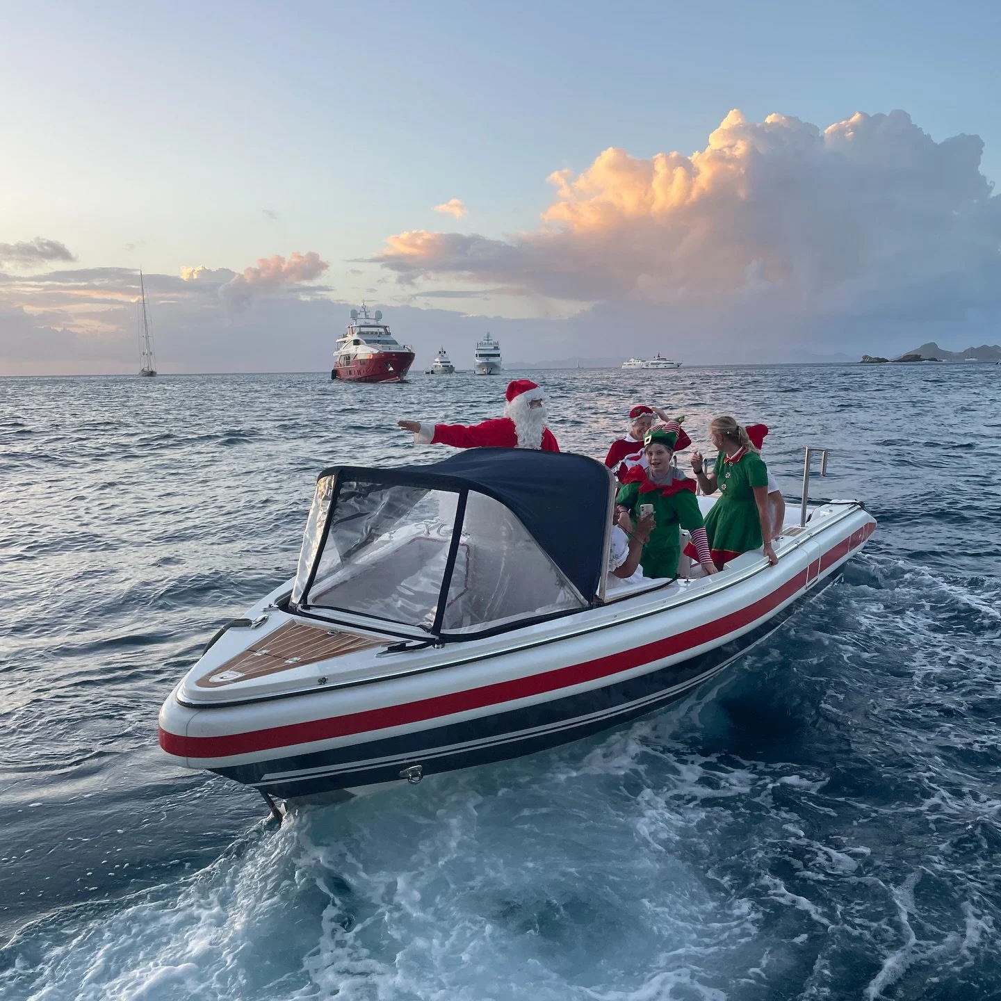 A couple of years back, in between a crazy busy Christmas &amp; New year season in St Barths we received a drive by Christmas card delivery from the lovely Hilfiger family on Motor Yacht @flag
One of those quirky memorable yacht life moments 🎄 1 mor