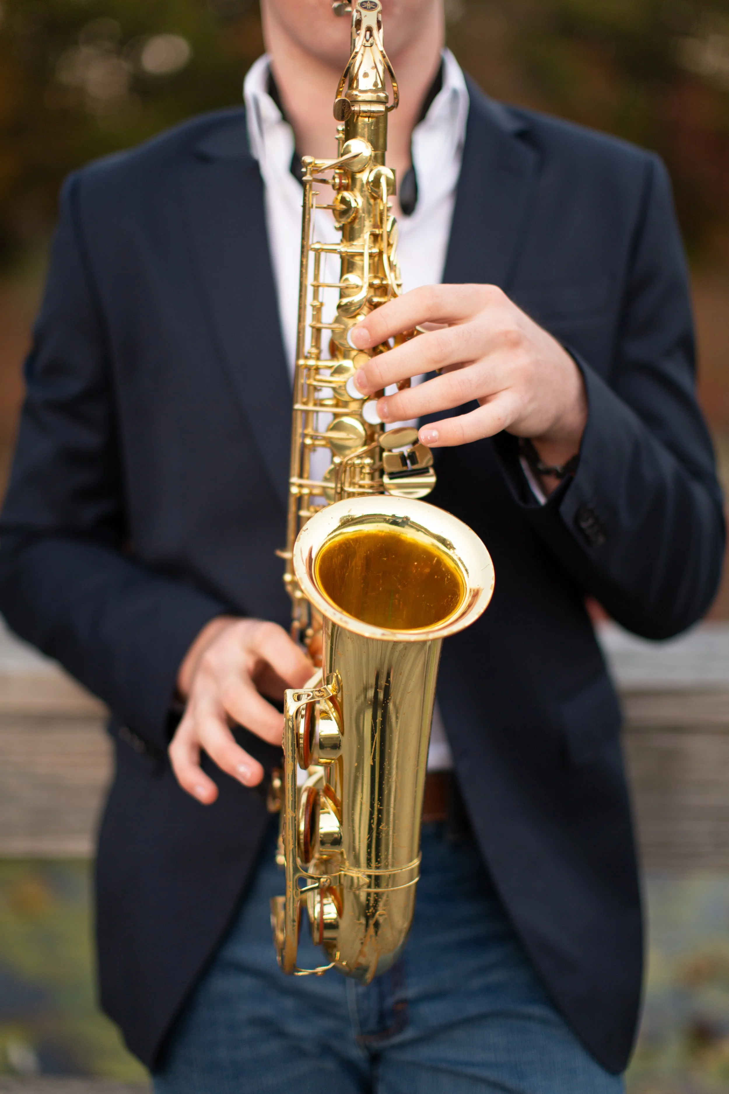 Senior portraits for guys photographed in a calm, easygoing outdoor setting