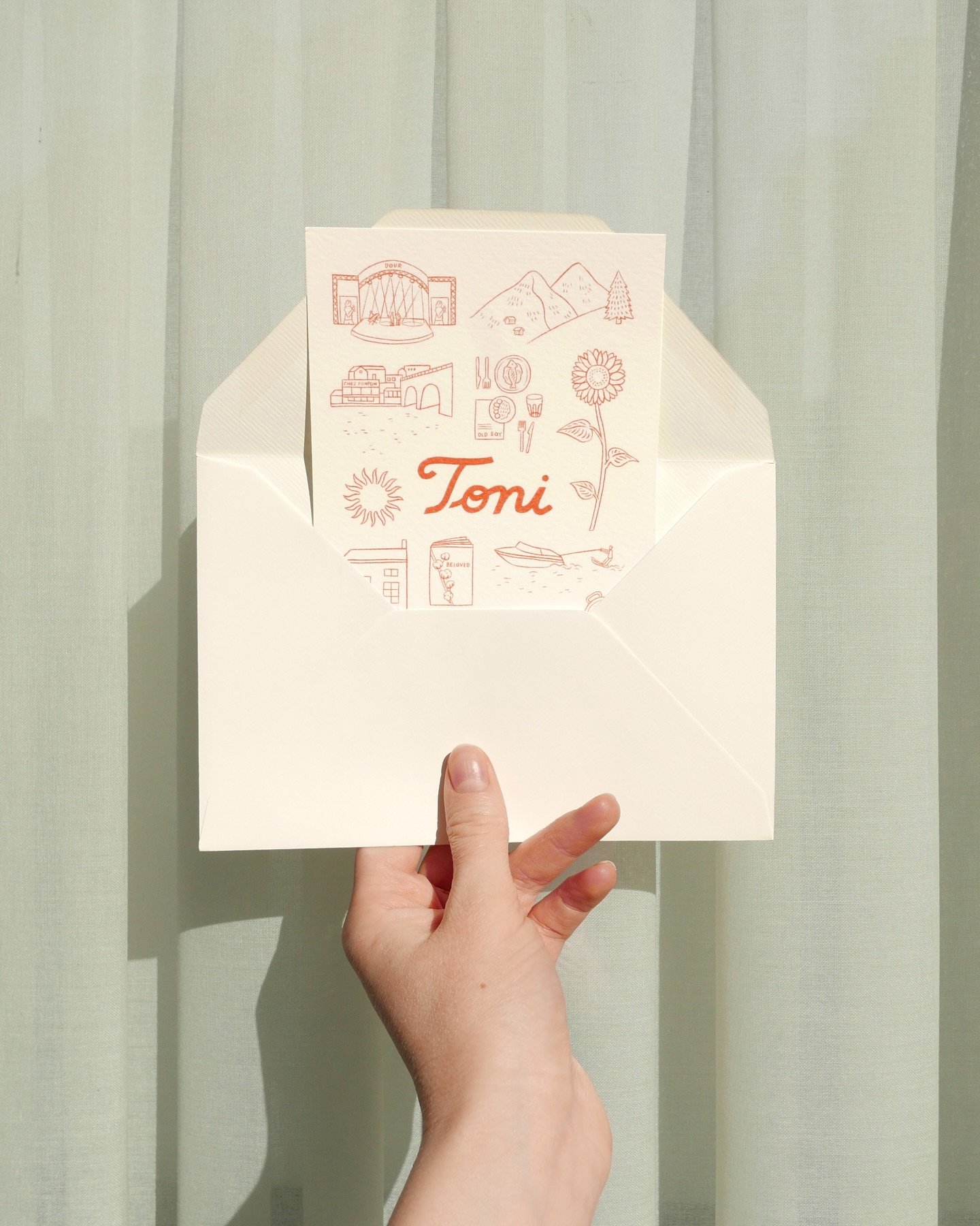 Un faire-part de naissance pour Toni 💫

N&eacute;e pendant le solstice d&rsquo;hiver, quand la lumi&egrave;re commence doucement &agrave; revenir.

Pour Sophia et Jean, j&rsquo;ai imagin&eacute; un faire-part &agrave; leur image, r&eacute;unissant l