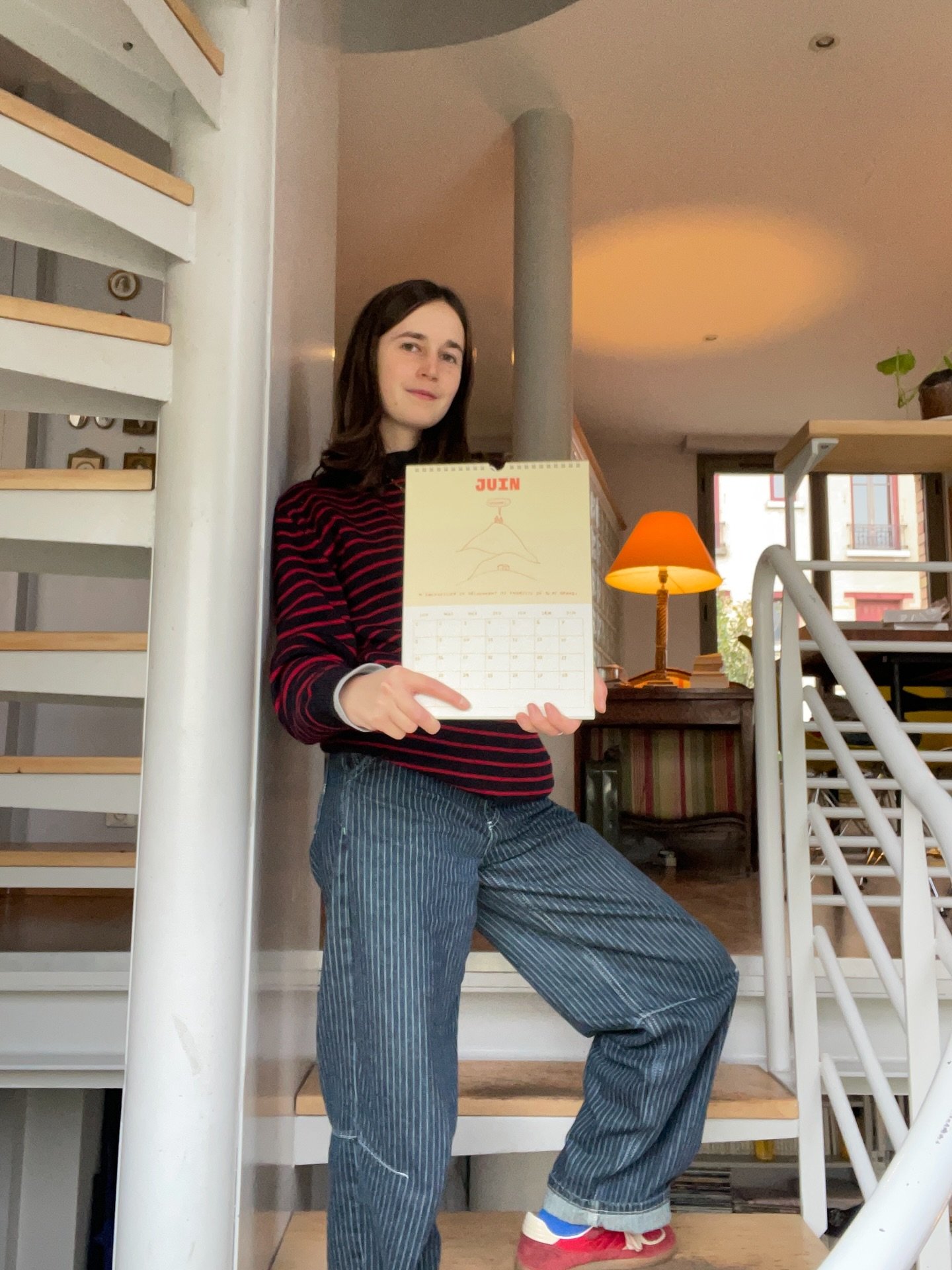 [FR] &Ccedil;a y est, je peux vous les montrer en photo maintenant qu&rsquo;ils sont imprim&eacute;s ! 💫
Cette ann&eacute;e, j&rsquo;ai choisi un nouveau papier tout doux et mat pour sublimer les illustrations, et le rendu est incroyable. Vos retour