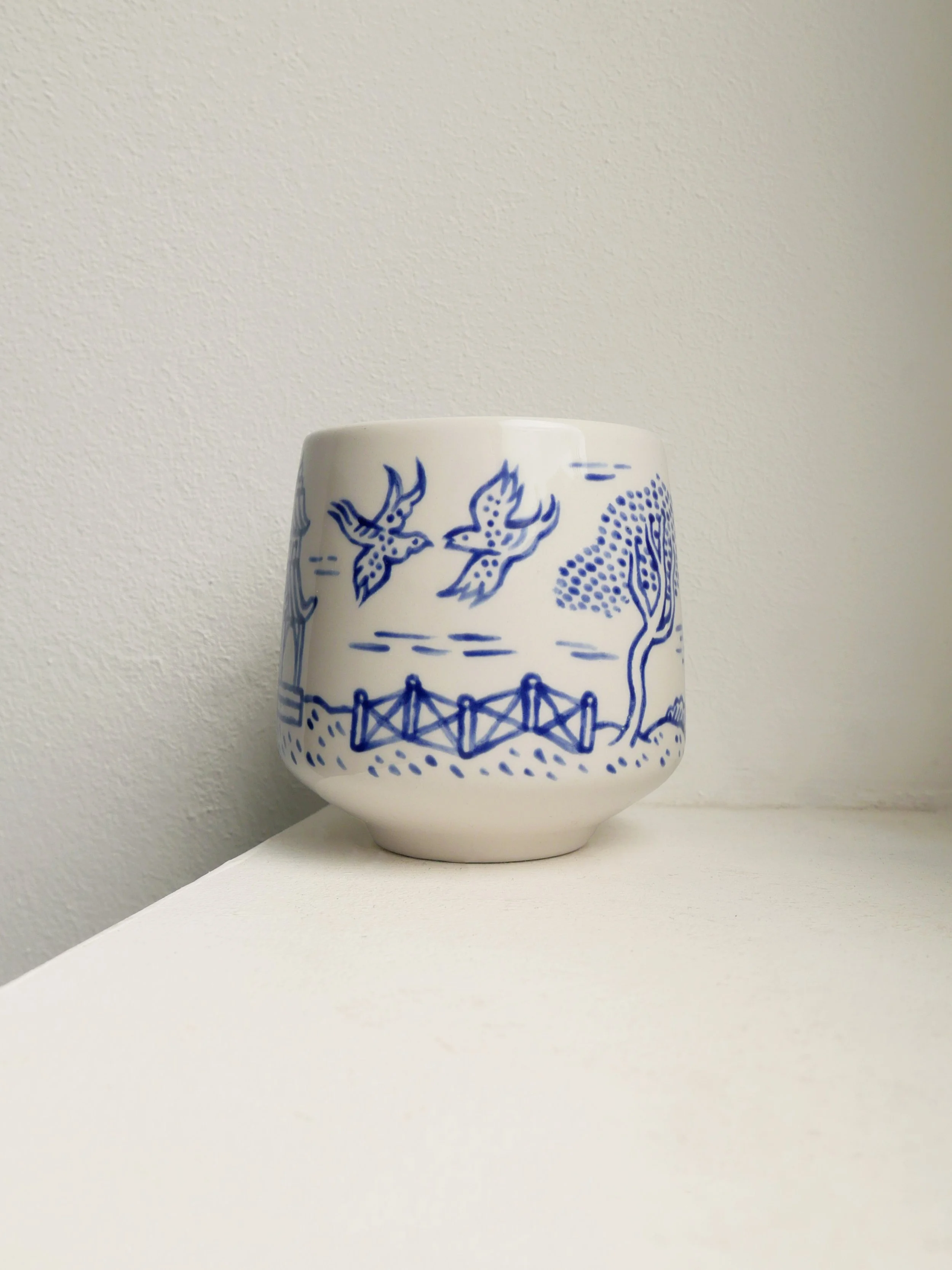 La tasse aux oiseaux 🍵🦢 inspir&eacute;e par cette jolie tasse anglaise dans laquelle j&rsquo;ai bu le th&eacute; en Normandie, et peinte d&egrave;s mon retour parce qu&rsquo;elle me faisait trop envie