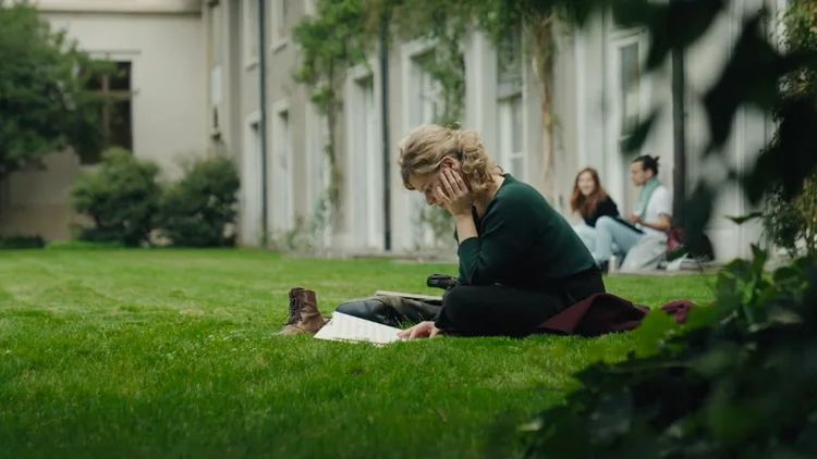 Léna Ruisz reading a score outdoors at the Schola Cantorum Basiliensis.