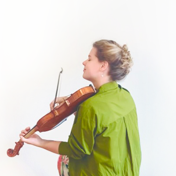 “Léna Ruisz playing the violin, illustrating mindful historically informed violin teaching for adults.”
