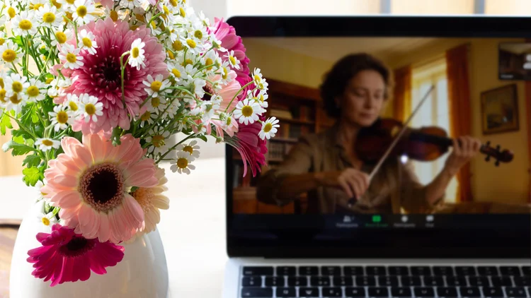 Online violin teacher and adult student mid-lesson – a first session with Léna Ruisz