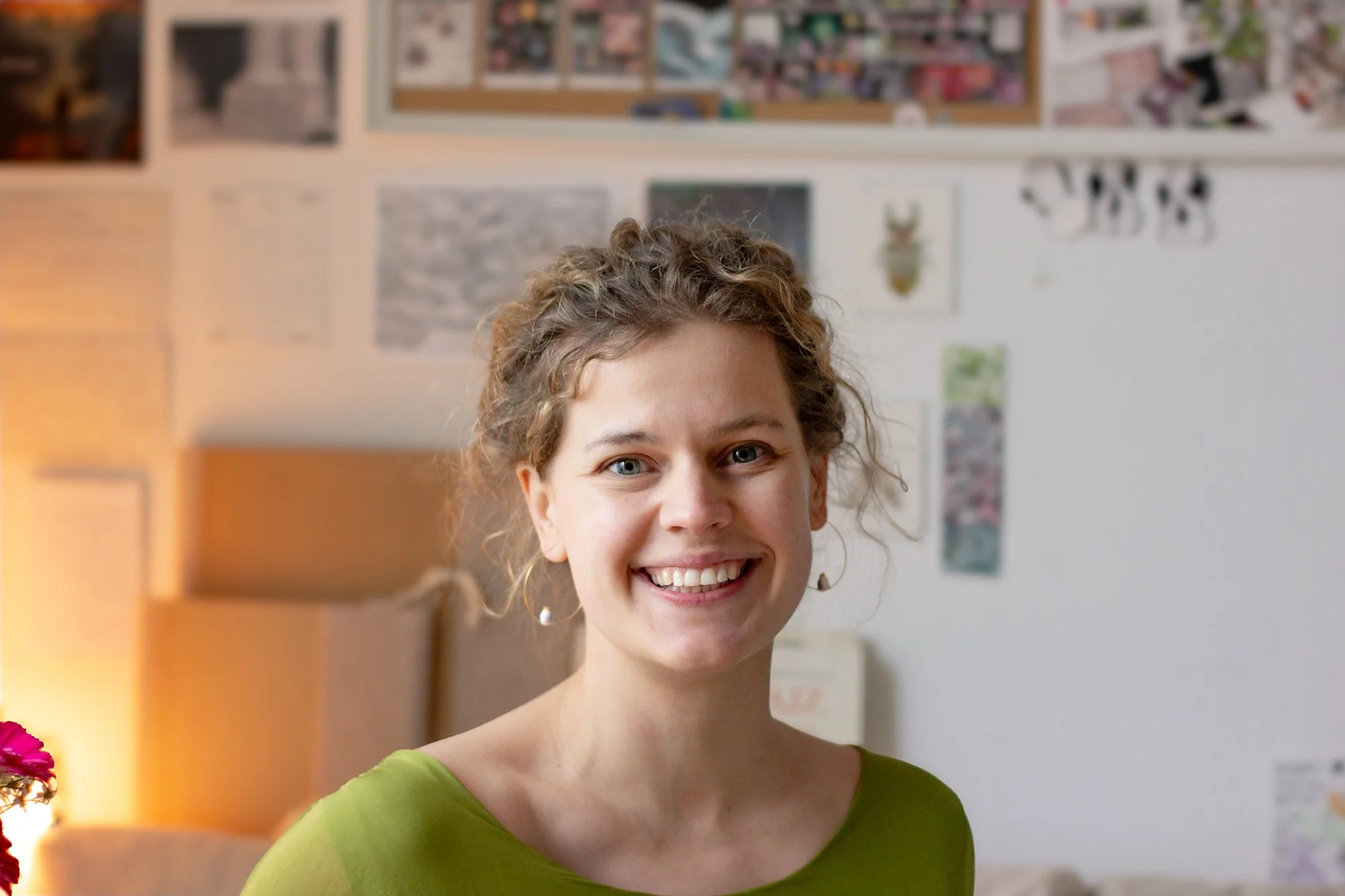 Léna Ruisz, Vienna- and Basel trained violinist and violin teacher, smiling in her Basel studio.