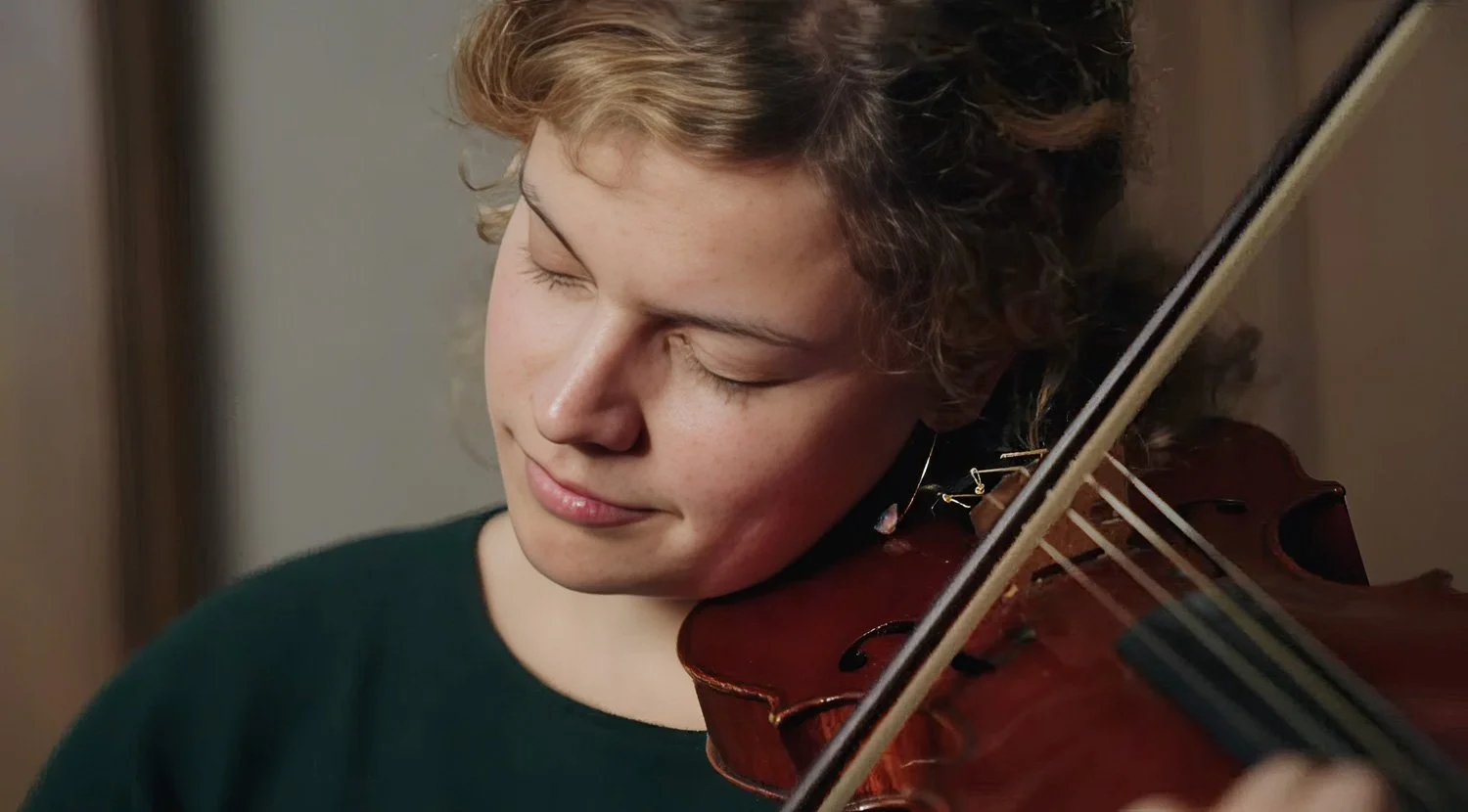 Léna Ruisz playing baroque violin — bow arm in motion during historically informed performance