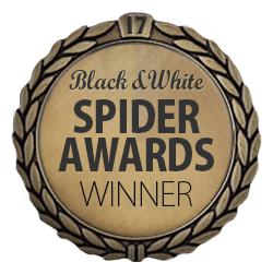 Kreisförmige Auszeichnung für den Gewinner des Black & White Spider Awards mit goldener Fassung und schwarzem Rahmen, zentrale Beschriftung, Lorbeerkranz-Design