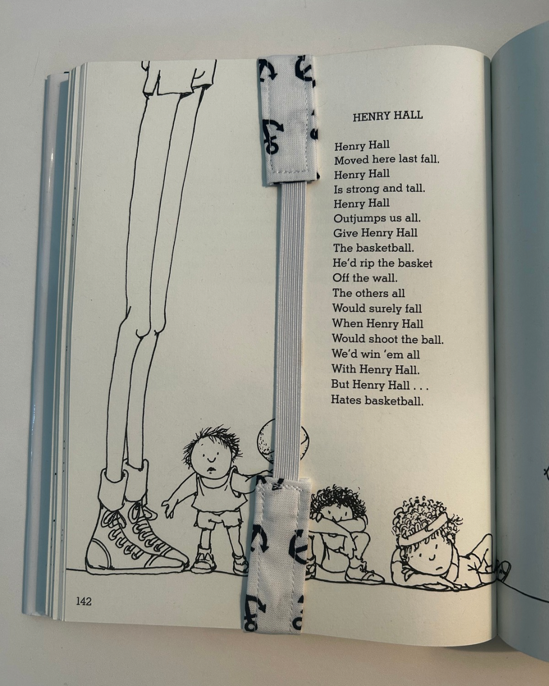 Fabric bookmark anchors open book.PNG