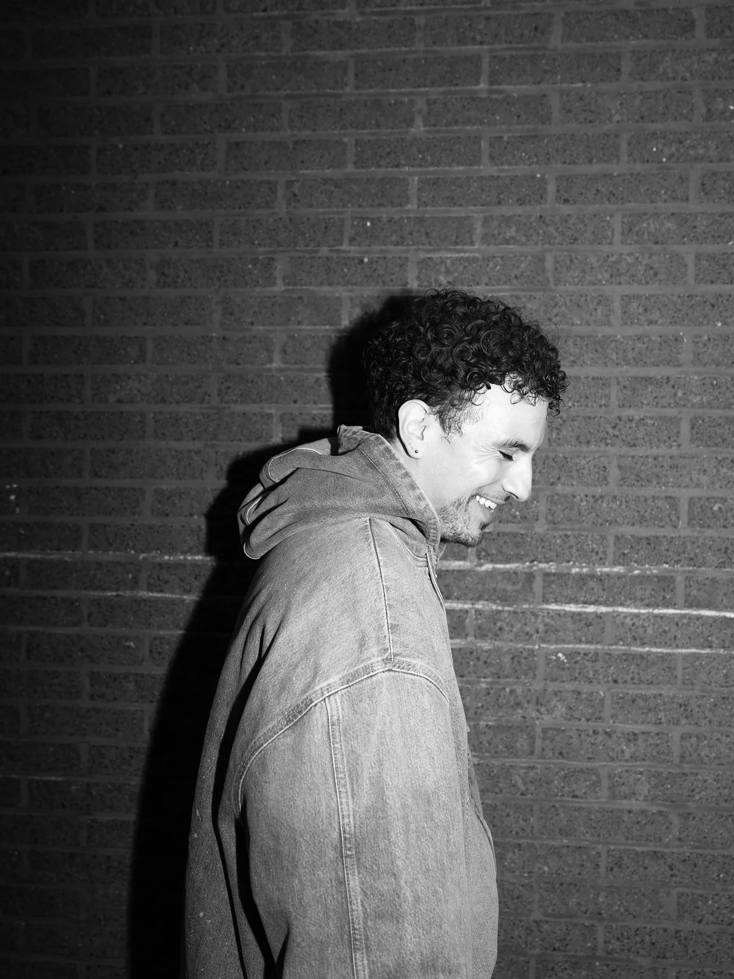 Meet Fais.

Een Nederlands Marokkaanse Rotterdamse zanger die laat zien dat internationaal succes gewoon uit je eigen buurt kan komen.

Bij SoundSplash&trade; BBL 2025 bewijst Fais dat iedereen muziek kan maken, welke leeftijd of ervaring je ook hebt