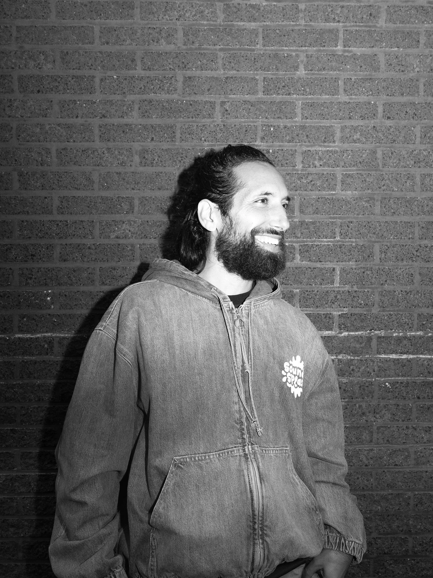 Meet Ismail &Ccedil;elen.

Een jeugdwerker van SOL Noord die de jeugd meteen aanvoelt, relaxed is en een veilige plek maakt waar je gewoon jezelf kan zijn. Bij Ismail is iedereen welkom! Een echte bruggenbouwer.

En daarom is het goud dat hij samen m