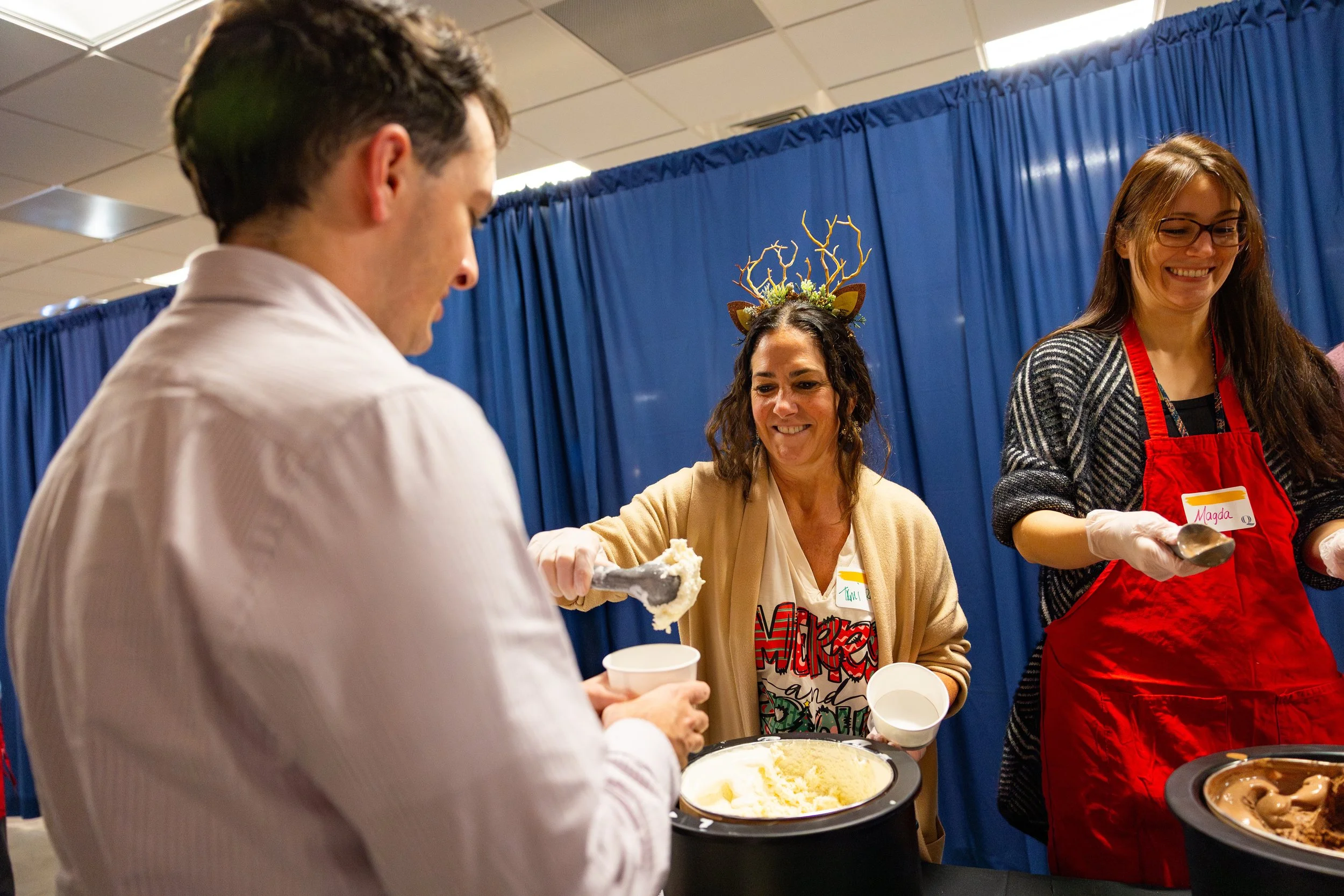 20251202-grad-holiday-dinner-008-full.jpg