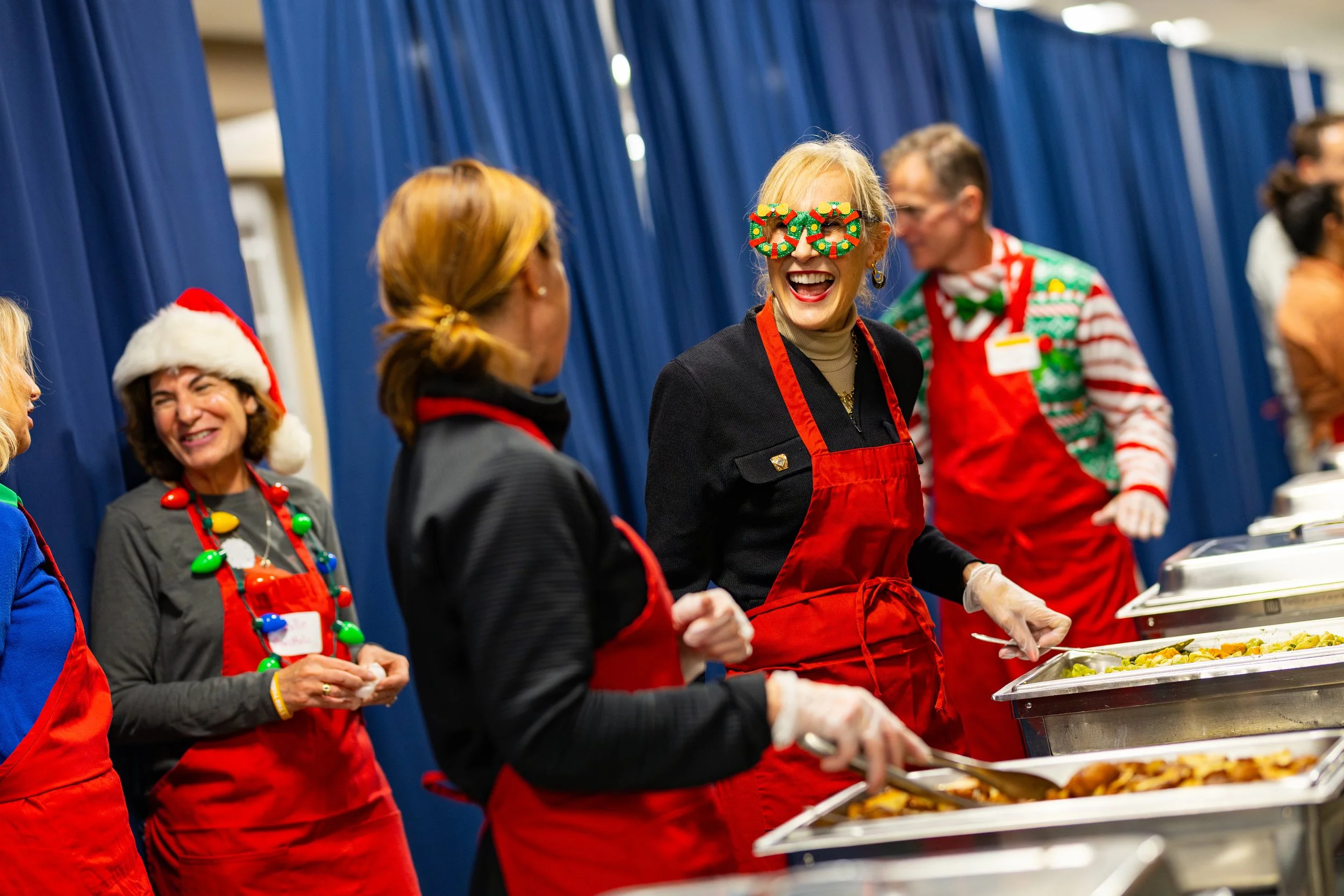 20251202-grad-holiday-dinner-003-full.jpg