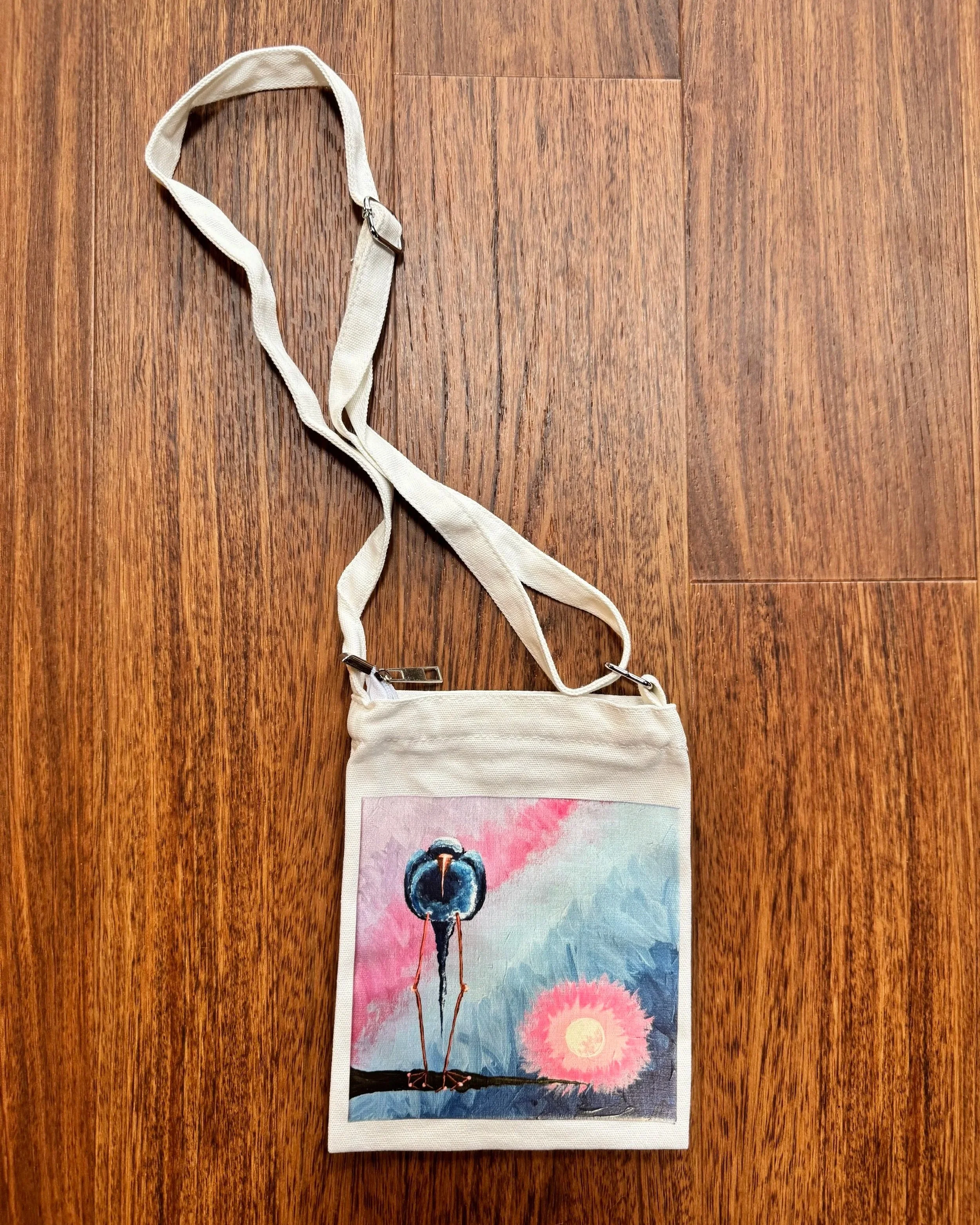 "berrybarry" white cross body;
7" x 9";
$28.00