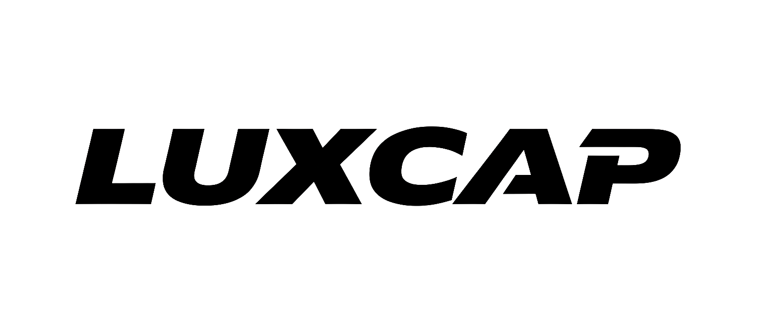 Sort logo med teksten 'LUXCAP' i store bogstaver.