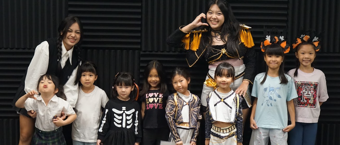 teacher-and-student-group-picture-of-gozen-arts .png