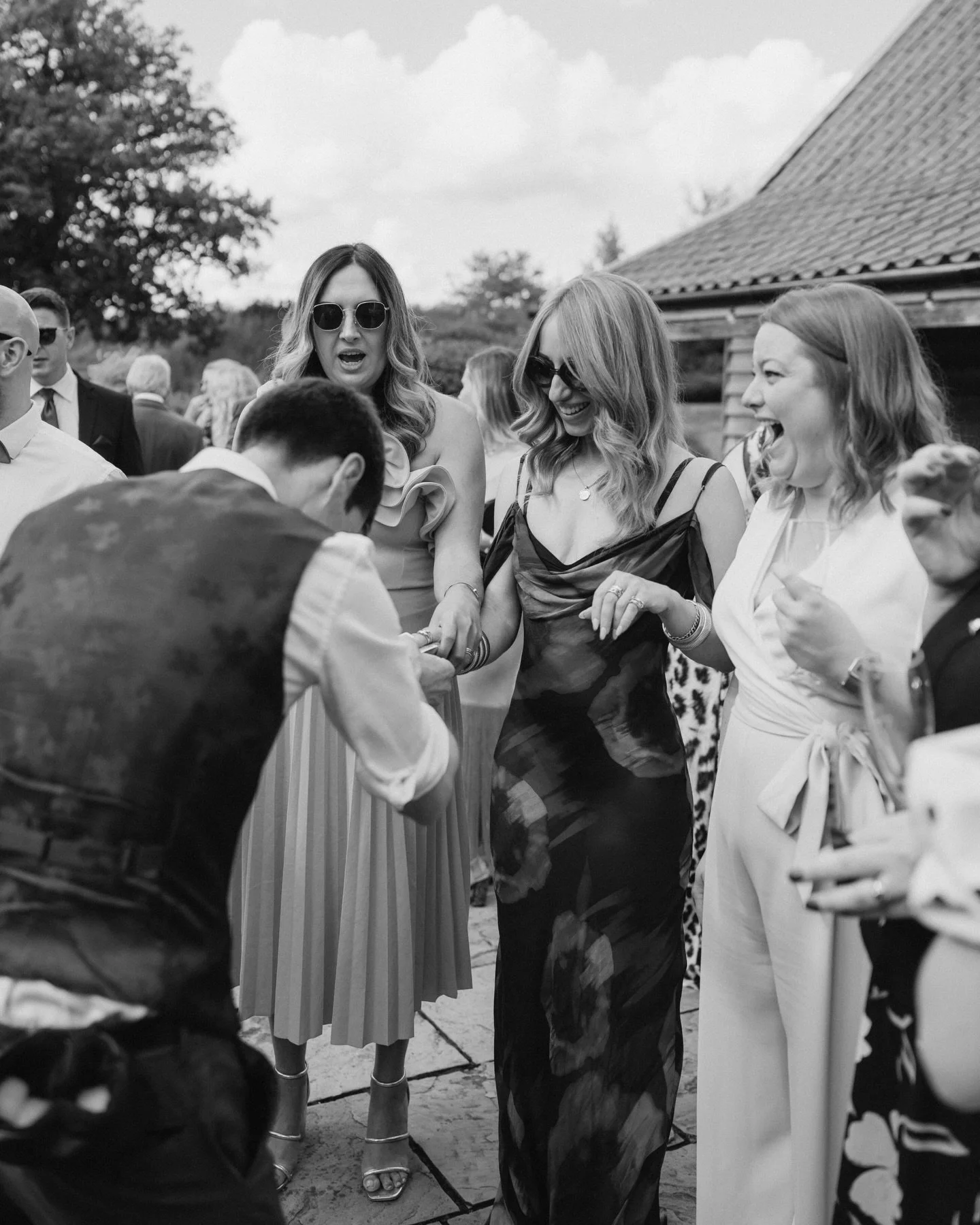 Cocktail hour&hellip; but make it magical ✨

There&rsquo;s something about live magic that turns grown adults into wide-eyed kids again 😂✨
The shocked faces. The uncontrollable laughter. The &ldquo;WAIT&hellip; HOW?!&rdquo; moments.

And then&hellip