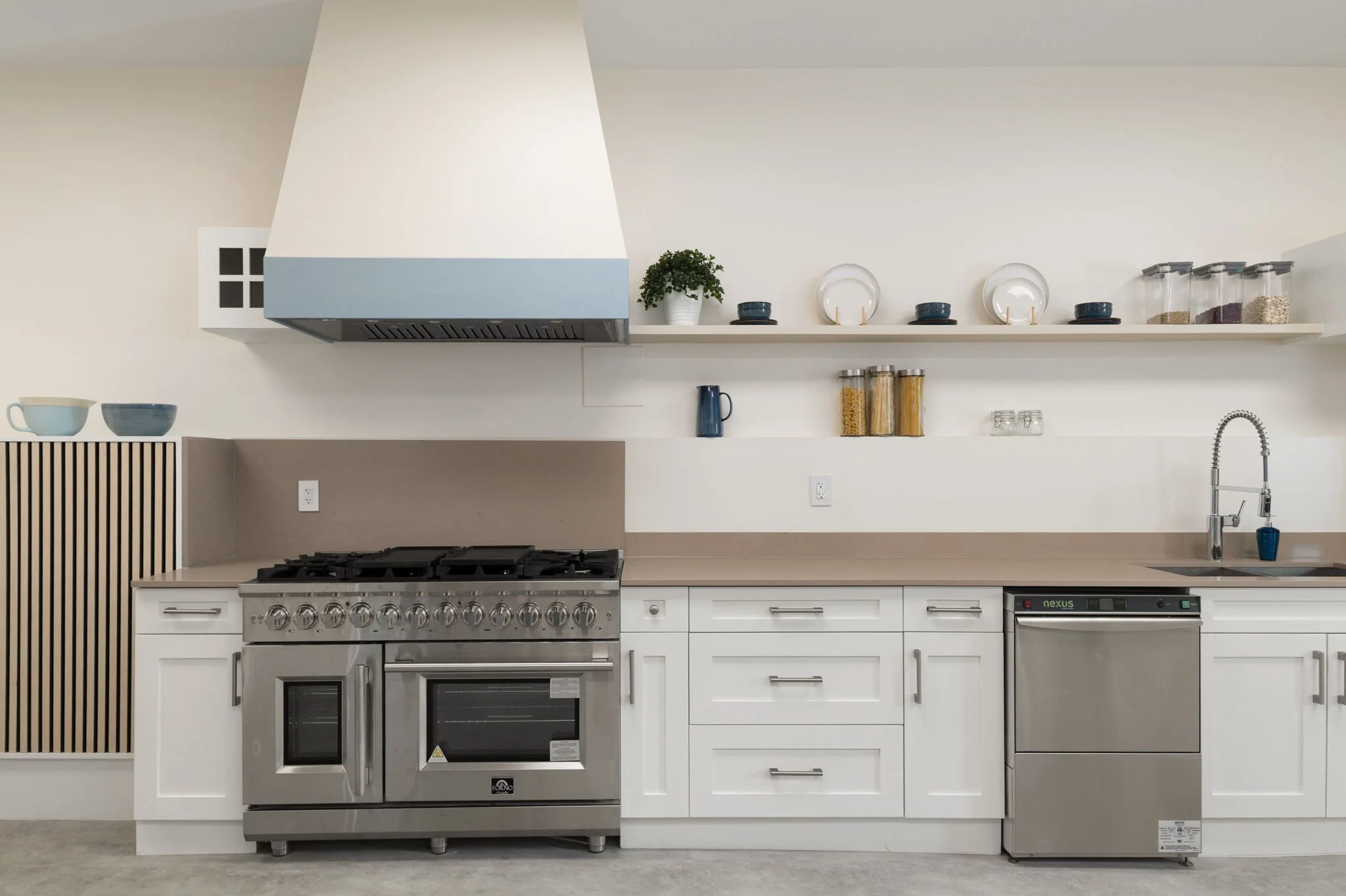7-web-or-mls-830 Laval Square_007.jpg