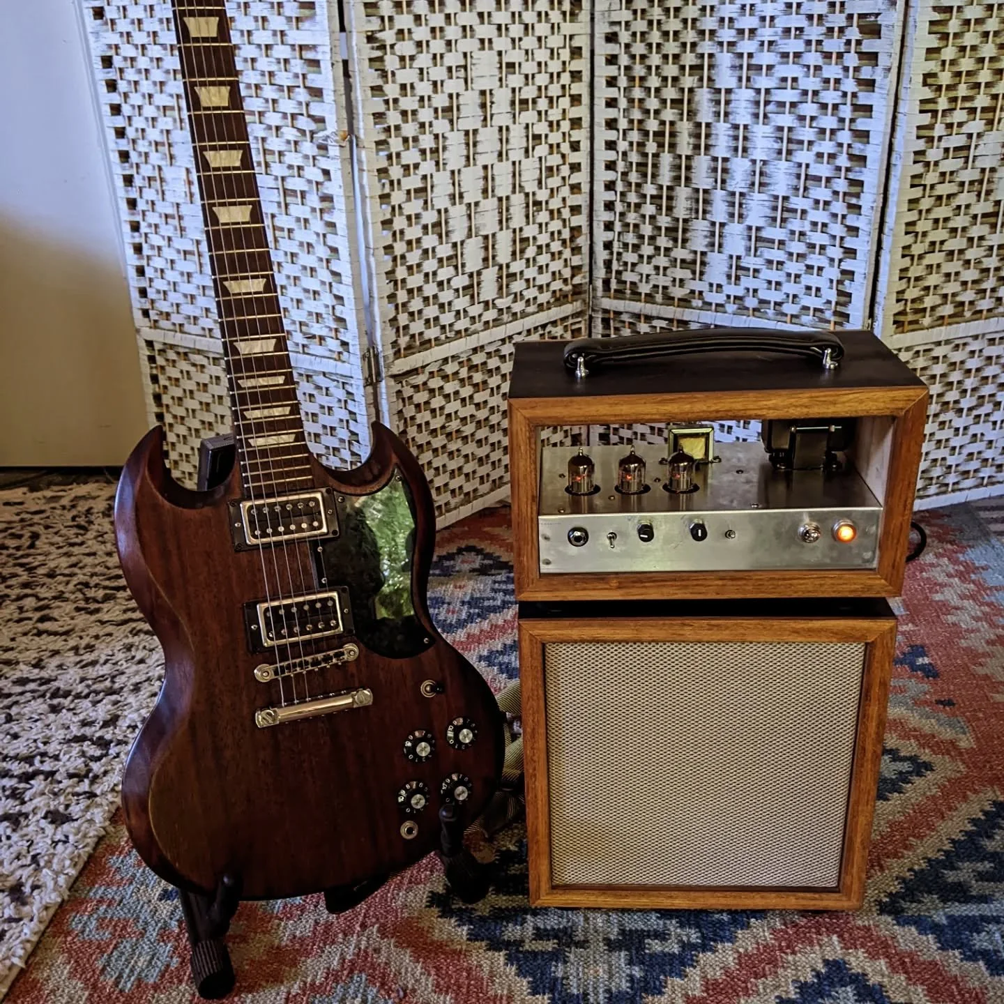 Remembering the Firefly I built a couple years back. Sweet amp, paired with an 8" Jensen speaker. Teakwood accents and Vox-style handle, topped off with a real neon pilot light.

Good times.