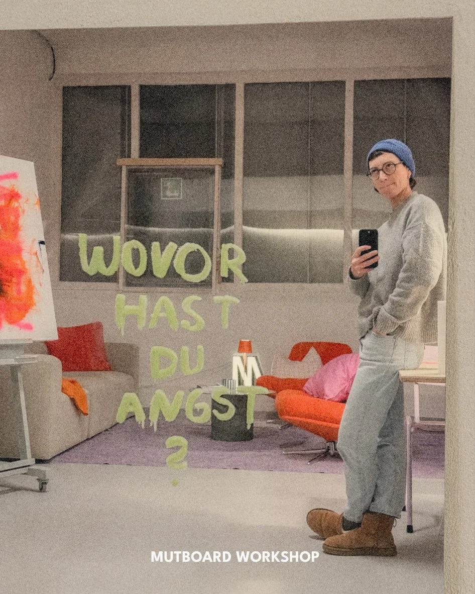 WOVOR HAST DU ANGST?
Nicht vor dem Gro&szlig;en. Meist vor dem Anfangen.

Im Mutboard machen wir daraus ein Bild, das dich im Alltag wieder einsammelt.
Keine Deko. Kein Gelaber. H&auml;nde an Papier, Kopf kurz leiser.

ZUSATZTERMINE:
MO 26.01.26, 9:3